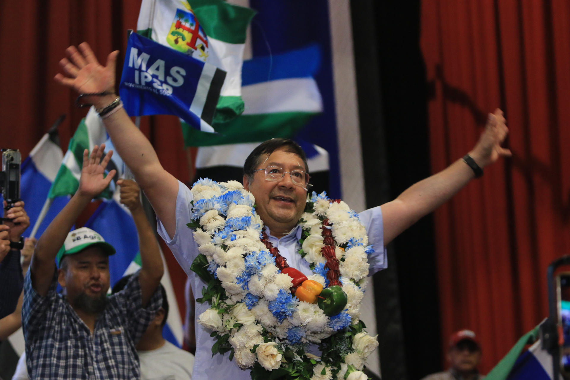 El presidente de Bolivia, Luis Arce, saluda durante un acto este sábado, en Santa Cruz (Bolivia). EFE/ Juan Carlos Torrejón
