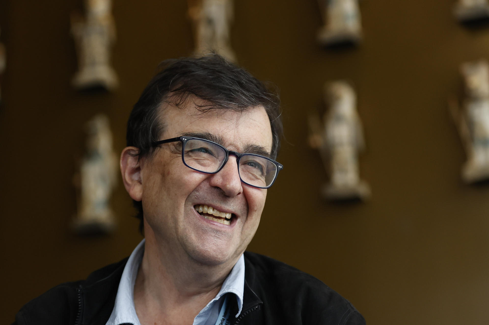Fotografía del 26 de abril de 2025 del escritor español Javier Cercas hablando durante una entrevista con EFE en la XXXVII Feria Internacional del Libro de Bogotá (FilBo) en Bogotá (Colombia). EFE/ Mauricio Dueñas Castañeda