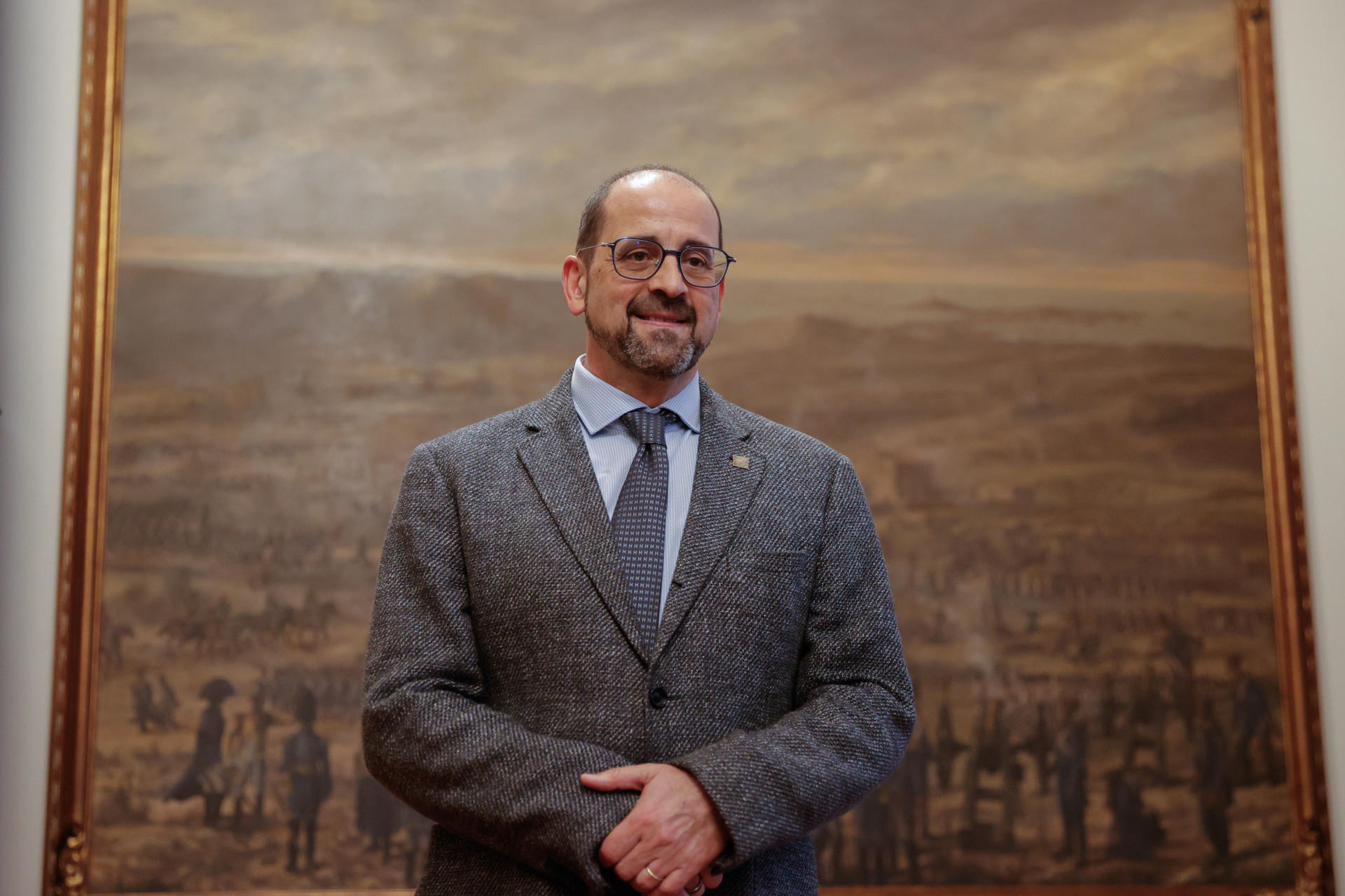 Henrique Monteagudo comparece ante los medios de comunicación tras el pleno de la Real Academia Galega en el que ha sido elegido como nuevo presidente de la institución, este viernes en A Coruña. EFE/Cabalar