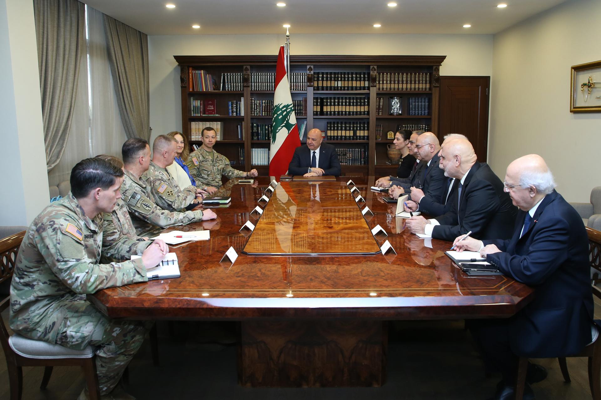 Una foto proporcionada por la Oficina de Prensa de la Presidencia Libanesa muestra al Presidente libanés Joseph Aoun (C) reuniéndose con el Mayor General del Ejército estadounidense Jasper Jeffers (C-I), jefe de la supervisión de la implementación del alto el fuego negociado en Washington en Líbano; en el palacio presidencial de Baabda, Líbano, 30 de abril de 2025. El Mayor General del Ejército estadounidense Jasper Jeffers, jefe de la supervisión de la implementación del alto el fuego negociado en Washington en Líbano, visitó Beirut para reunirse con funcionarios libaneses. (Líbano) EFE/EPA/OFICINA DE PRENSA DE LA PRESIDENCIA LIBANESA / DISTRIBUCIÓN SOLO PARA USO EDITORIAL/NO VENTAS