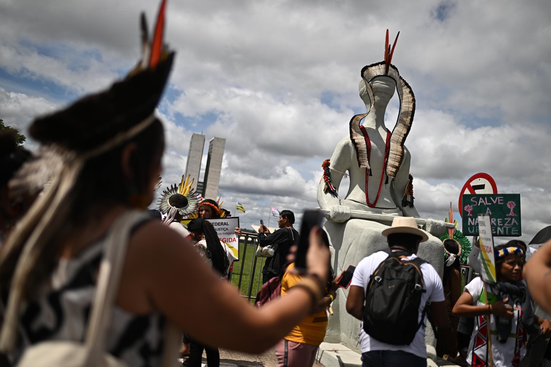Indígenas participan durante una manifestación este martes, en Brasilia (Brasil). Indígenas de diferentes etnias participaron en la XXI edición del Campamento Tierra Libre (ATL), el mayor encuentro indígena de Brasil. EFE/ Andre Borges
