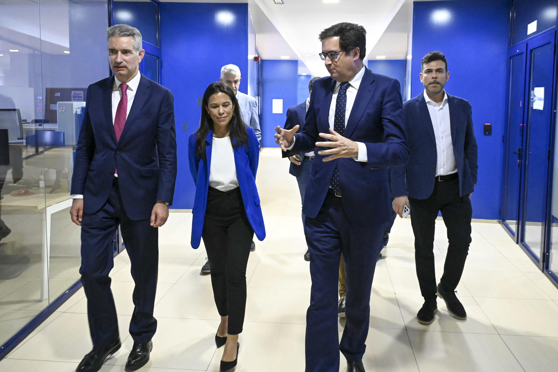 El ministro para la Transformación Digital y de la Función Pública, Óscar López, acompañado por Miguel Angel Turrado (i), director de HP, visita el centro de excelencia de HP en León este viernes. EFE/J.Casares