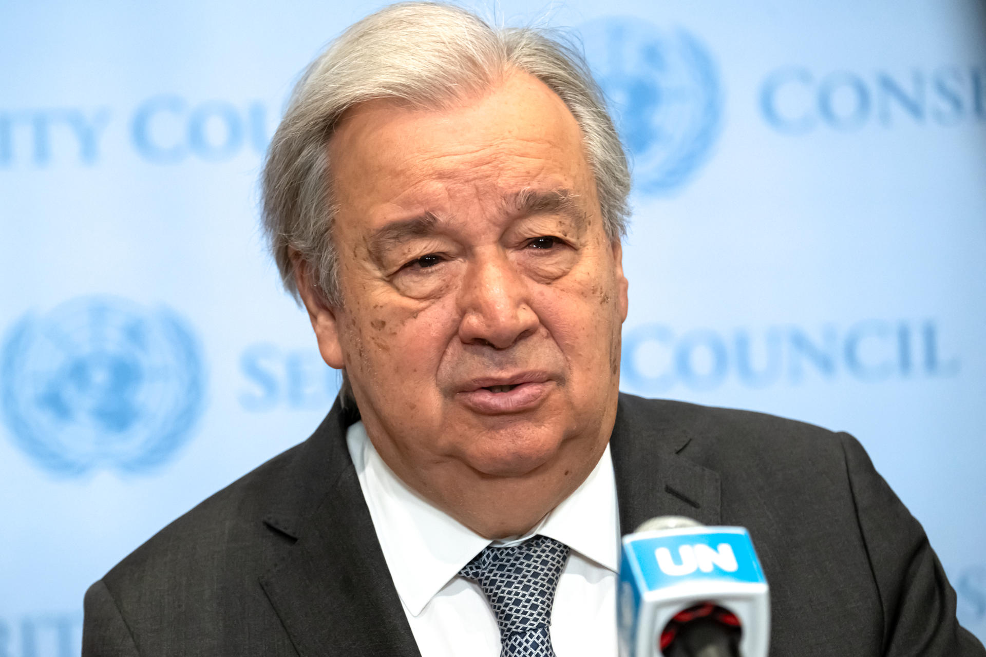 Fotografía cedida por la ONU donde aparece su secretario general, António Guterres, informando sobre el fallecimiento del papa Francisco durante una rueda de prensa este lunes, en Nueva York (Estados Unidos). EFE/ Mark Garten/ ONU