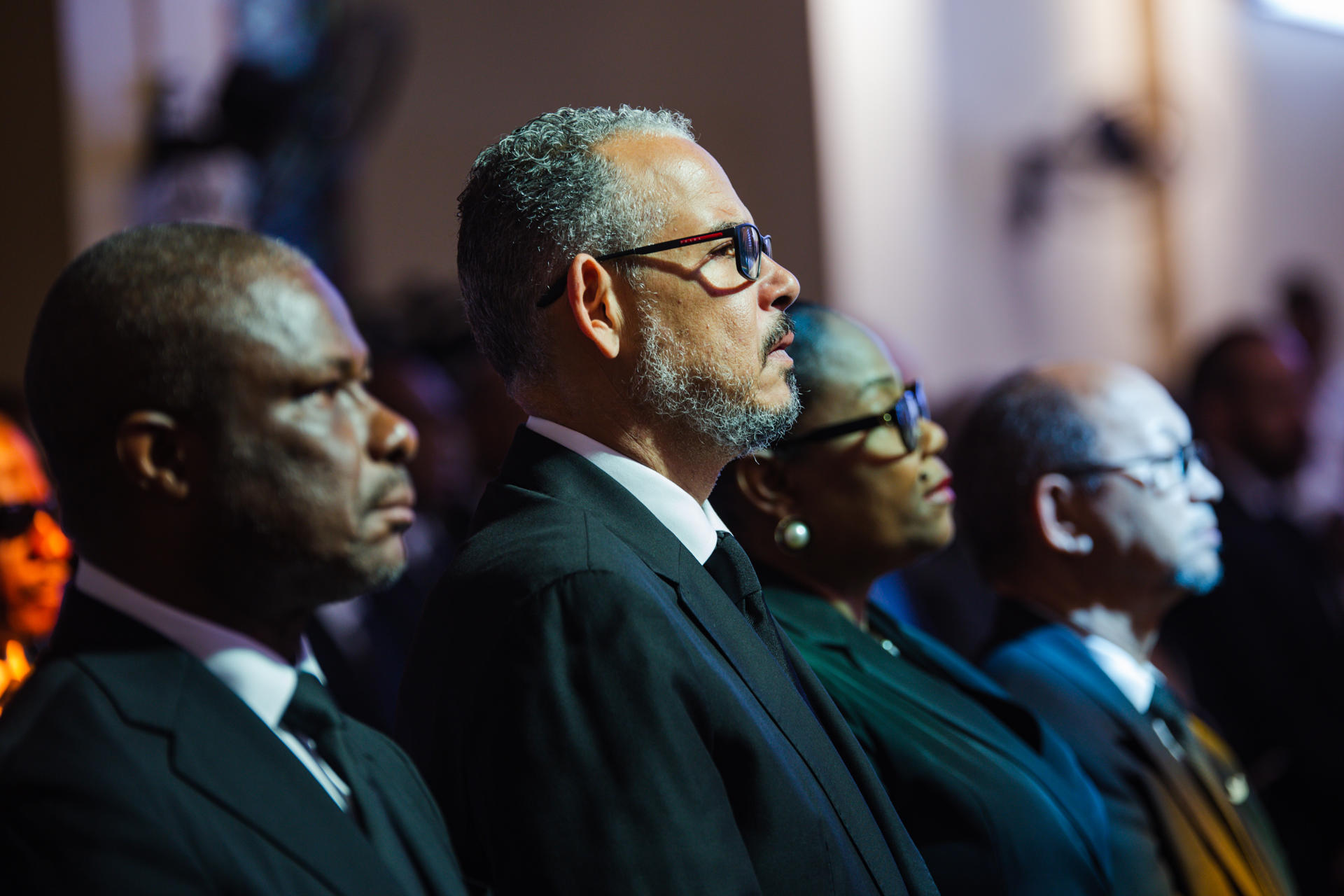 El primer ministro de Haití, Alix Didier Fils-Aime (c), asiste a una misa en honor al papa Francisco este viernes, en la iglesia Saint Pierre del barrio Petionville, en Puerto Príncipe. EFE/ Mentor David Lorens