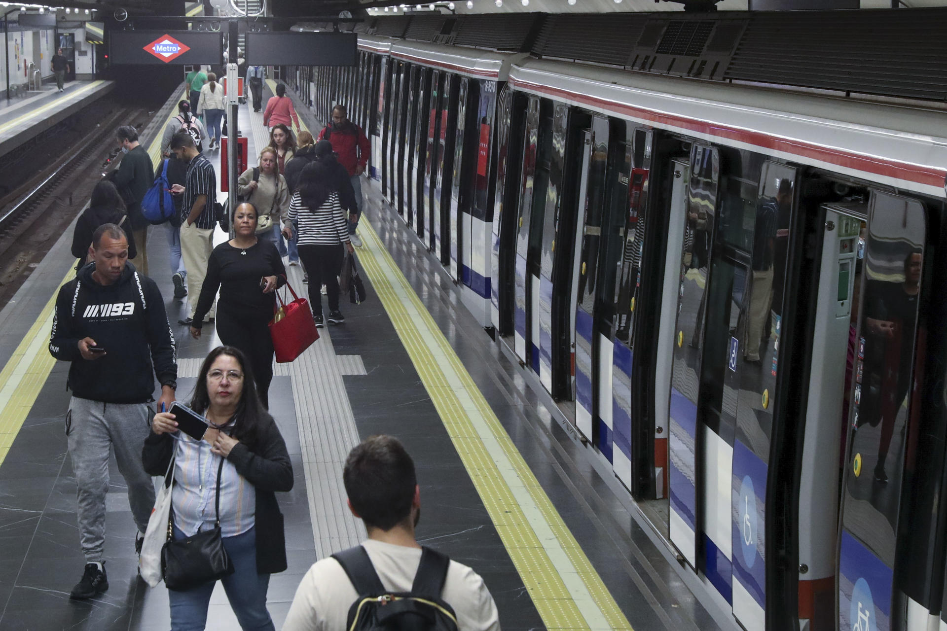 Decenas de personas este martes, 29 de abril, en la estación de metro de la Avenida de América de Madrid, luego de que la capital española volviera a la normalidad, tras el apagón eléctrico sufrido la víspera en la Península Ibérica y zonas del sur de Francia. EFE/Alberto Aguado
