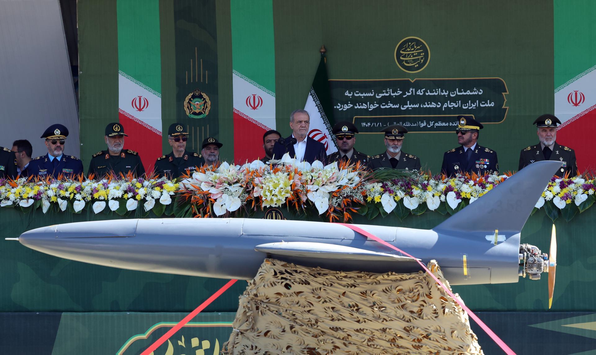 El presidente iraní, Masud Pezeshkian (C), durante la celebración anual del Día del Ejército, en Teherán, el 18 de abril de 2025. EFE/EPA/ABEDIN TAHERKENAREH