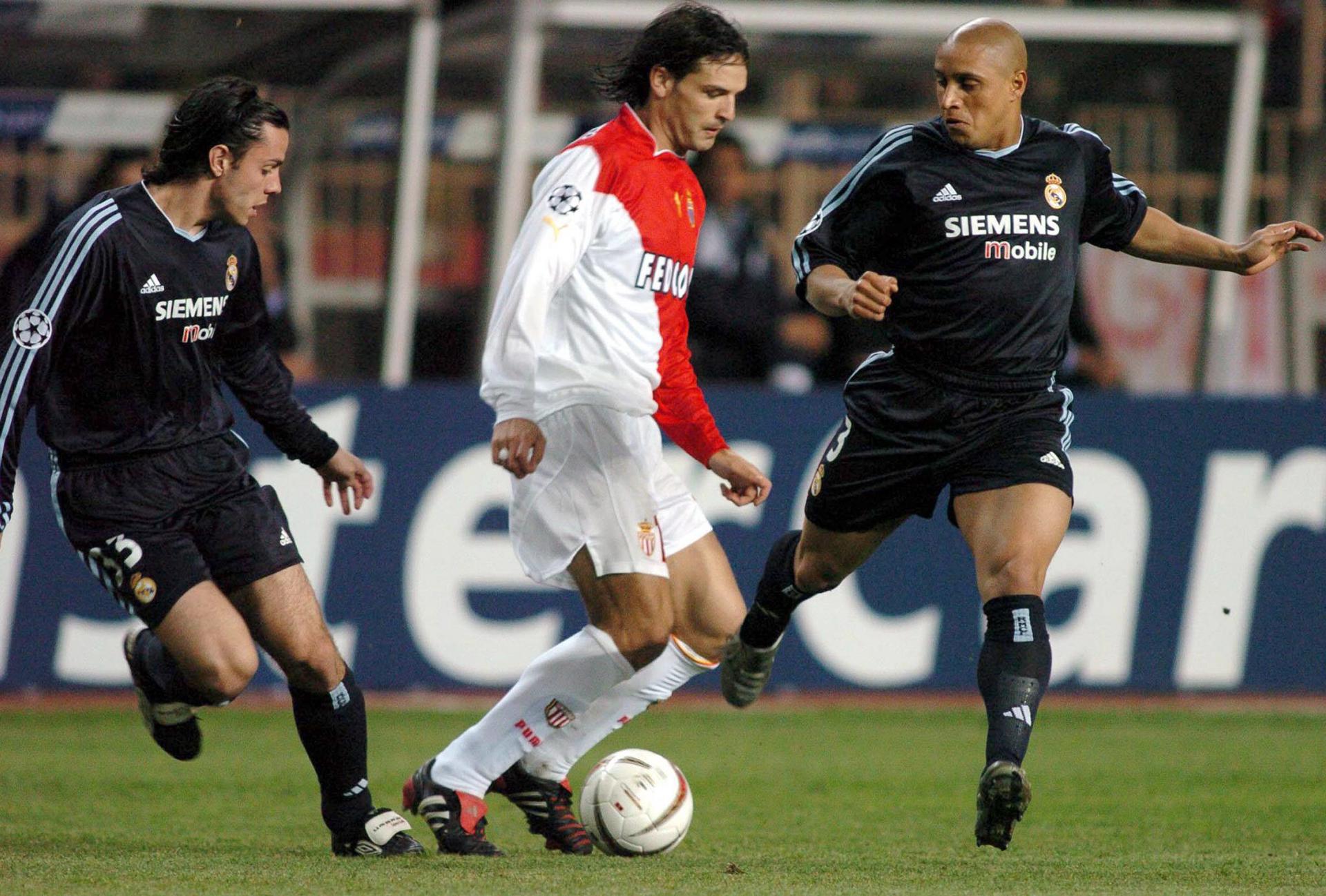 El delantero español del Móanco Fernando Morientes (c) junto a Roberto Carlos (d) y Alvaro Mejía (L)durante el partido de vuela de la elimiantoria de cuartos jugado el 6 de abril de 2004 en Mónaco.. EPA/PASCAL SAURA