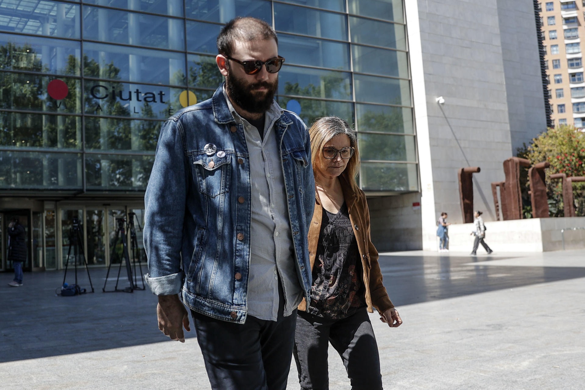 GRAFCVA7236. VALÈNCIA, 23/04/2025.- María Ángeles Martínez, vecina de Paiporta y cuyo marido fue una de las víctimas mortales de la dana del 29 de octubre, ha sido una de los familiares que ha declarado como testigo ante la titular del Juzgado de Primera Instancia e Instrucción número 3 de Catarroja (Valencia), que instruye la causa judicial que tiene abierta por las inundaciones. En la imagen Martínez junto a su hijo tras declarar en la Ciudad de la Justicia. EFE/Manuel Bruque