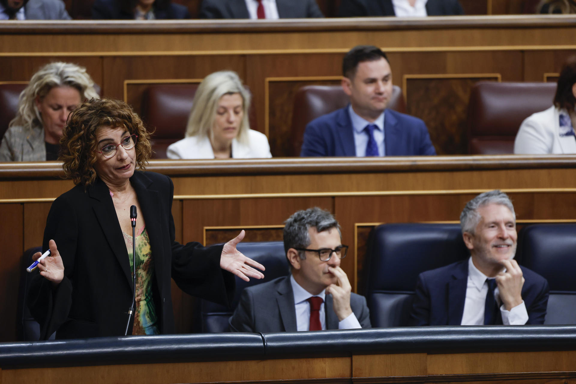 La vicepresidenta primera y ministra de Hacienda, María Jesús Montero (i), interviene durante la sesión de control al Gobierno este miércoles en el Congreso de los Diputados. El pleno del Congreso celebra la sesión de control al Gobierno en la que, en ausencia del jefe del Ejecutivo, Pedro Sánchez, de visita oficial a China y Vietnam, será la vicepresidenta primera, María Jesús Montero, y el resto de ministros quienes respondan las preguntas de la oposición sobre el impacto de los aranceles de EE.UU. y otros asuntos de actualidad. EFE/ Javier Lizon