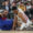 El escolta estadounidense del Barça Kevin Punter (i) lucha por la posesión con el escolta estadounidense del Mónaco Jordan Loyd durante el tercer partido de la eliminatoria de cuartos de final de la Euroliga de baloncesto entre el Barça y el AS Mónaco, este miércoles en el Palau Blaugrana. EFE/ Enric Fontcuberta.