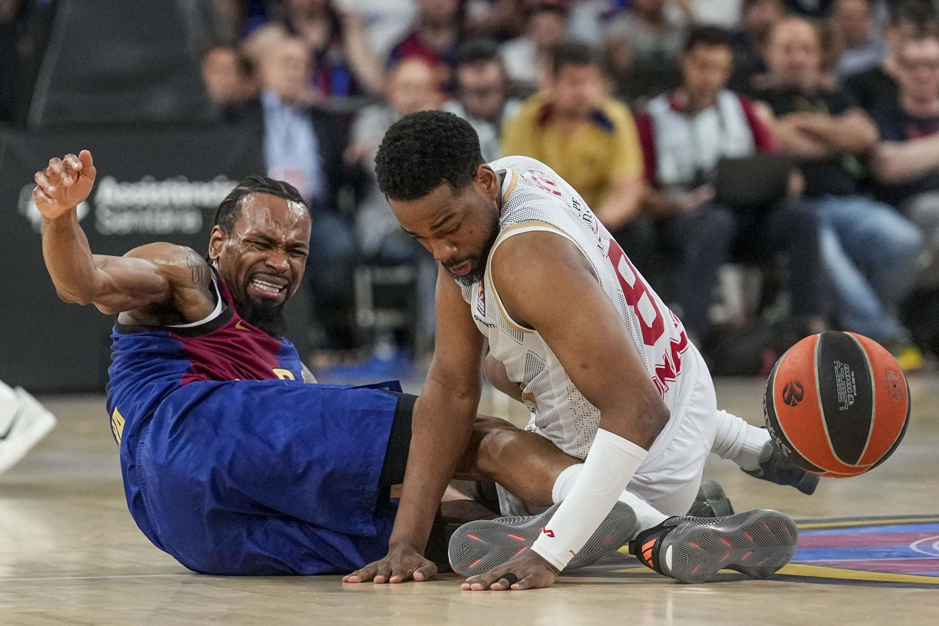 El escolta estadounidense del Barça Kevin Punter (i) lucha por la posesión con el escolta estadounidense del Mónaco Jordan Loyd durante el tercer partido de la eliminatoria de cuartos de final de la Euroliga de baloncesto entre el Barça y el AS Mónaco, este miércoles en el Palau Blaugrana. EFE/ Enric Fontcuberta.