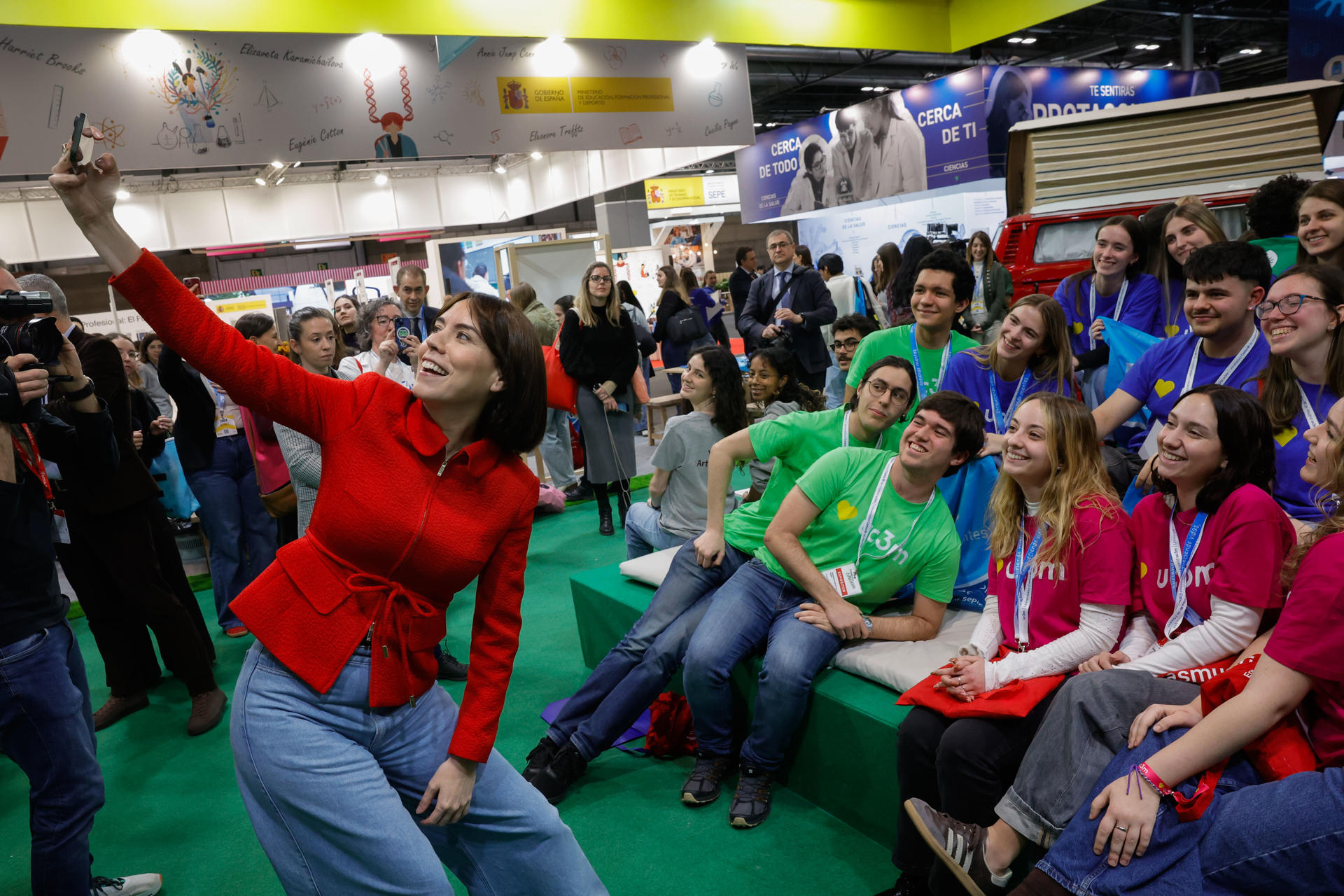 Imagen de la ministra de Ciencia, Innovación y Universidades, Diana Morant (i), en el Salón Internacional del Estudiante y Oferta Educativa, AULA 2025, el pasado 26 de marzo en Madrid. EFE/ Zipi Aragón