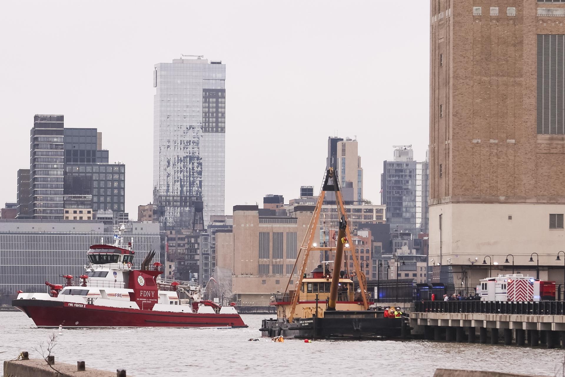 Equipos de socorristas (i) acuden al lugar donde un helicóptero se estrelló este miércoles en el río Hudson, en Nueva York. EFE/EPA/SARAH YENESEL