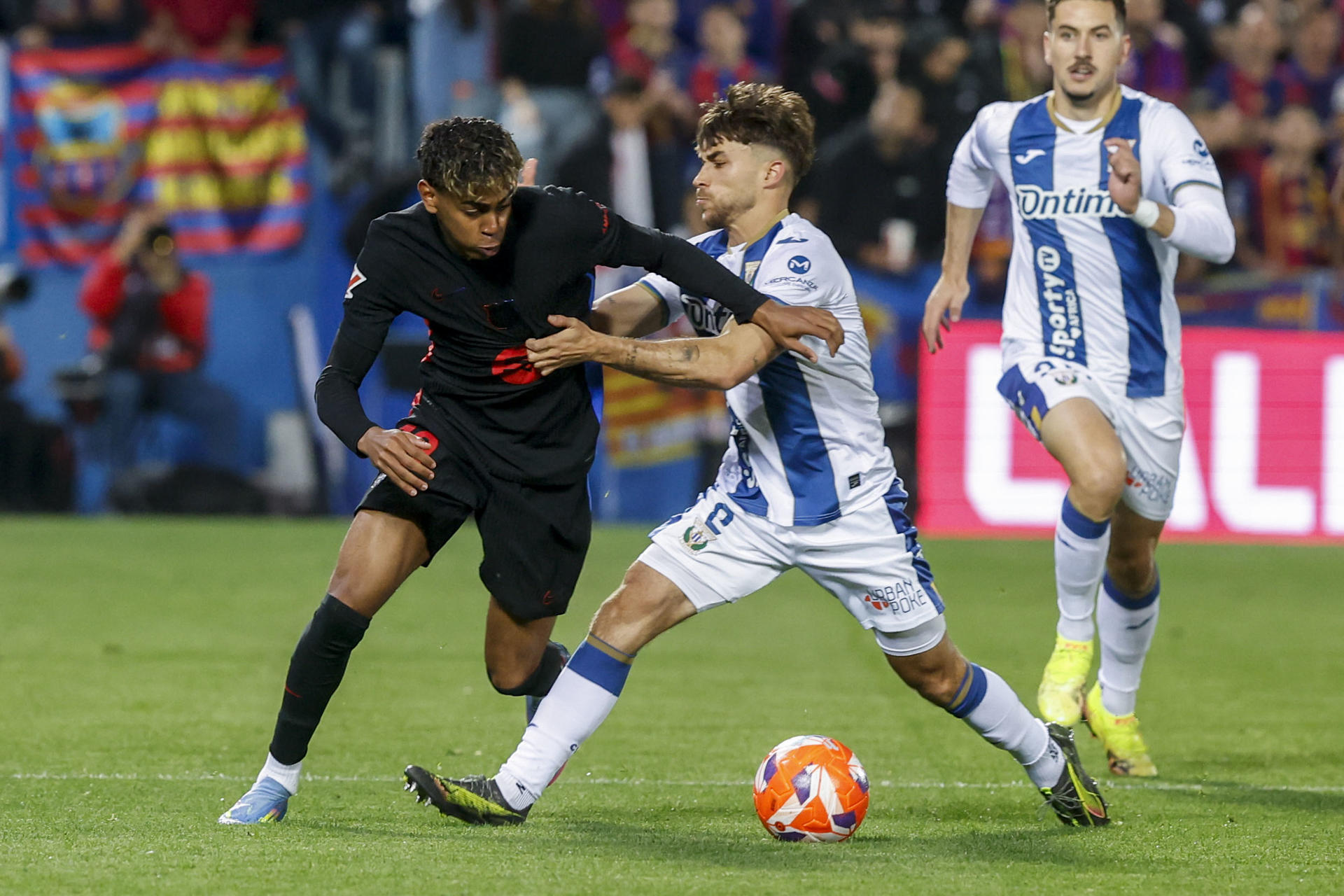 El lateral del Leganés Adrià Altimira (d) disputa un balón ante el delantero del Barcelona Lamine Yamal, durante el partido de la jornada 31 de LaLiga EA Sports que CD Leganés y FC Barcelona disputaron en el estadio de Butarque. EFE/ Juan Carlos Hidalgo