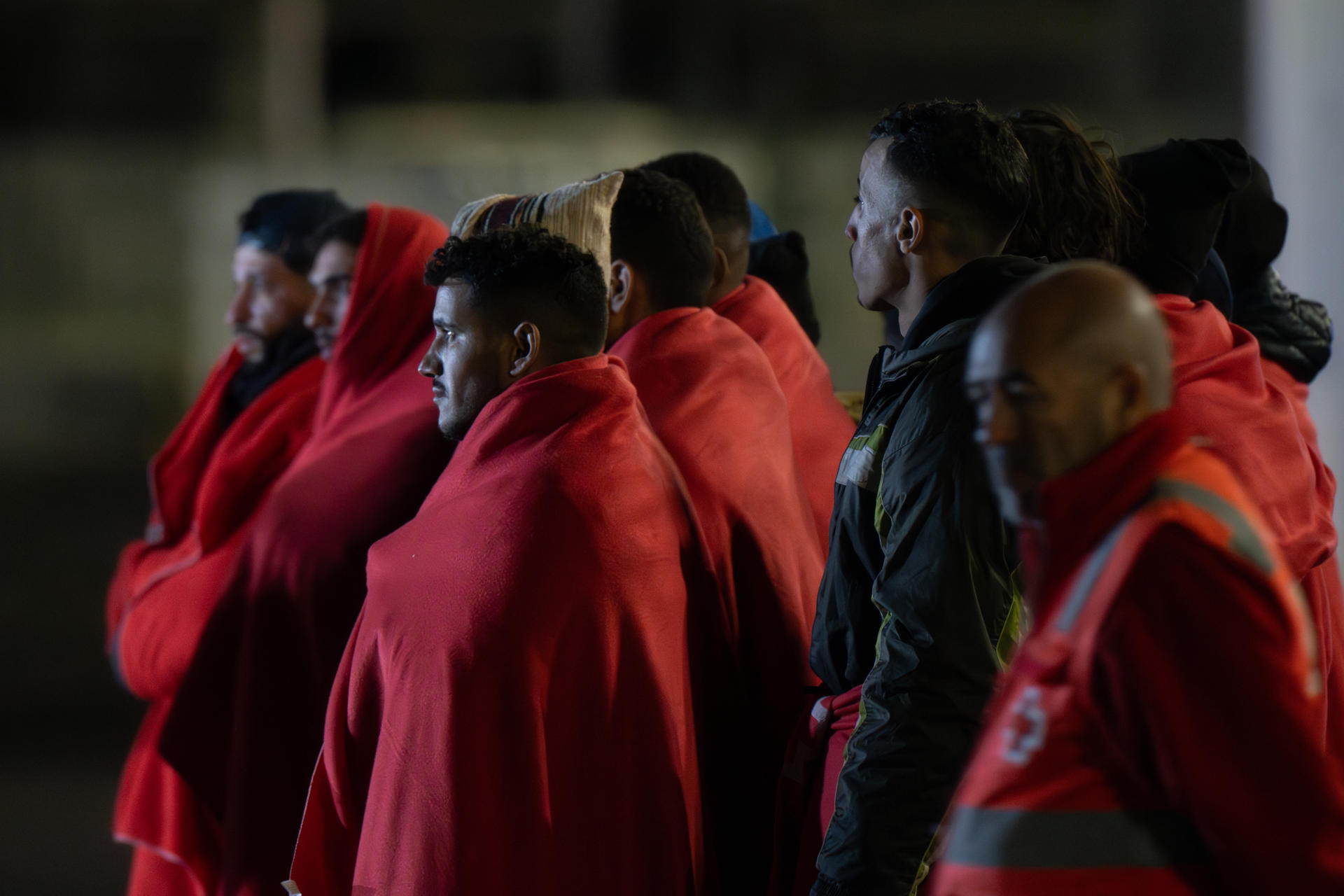 Los 55 migrantes rescatados por la Guardamar Talia llegan al muelle de Puerto del Rosario, en Fuerteventura. 49 de ellos son hombres, cinco son menores y hay una mujer. EFE/ Carlos De Saá