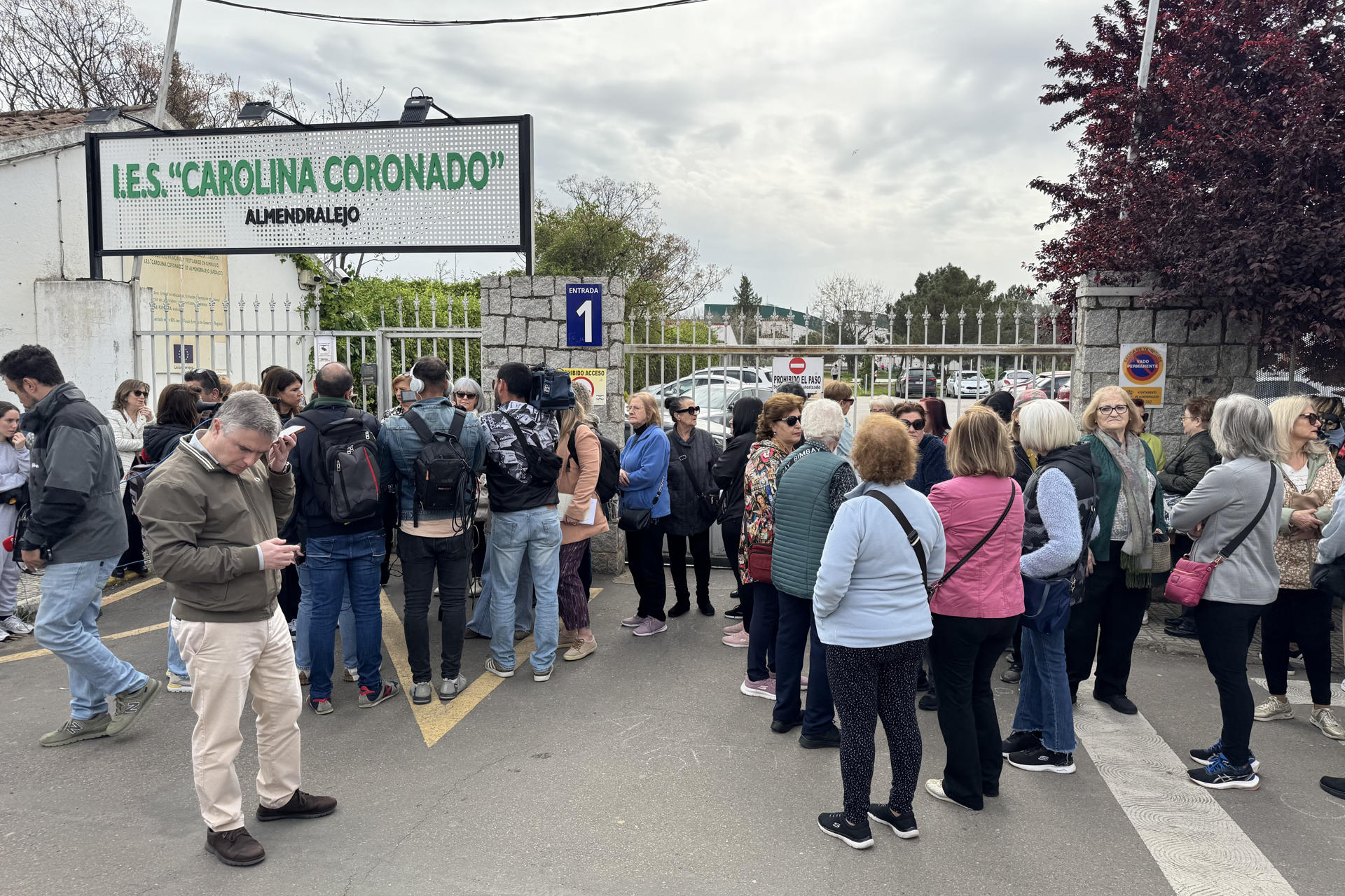 Concentración de protesta este martes a las puertas de un instituto de Almendralejo (Badajoz) donde recientemente se ha denunciado una agresión física y sexual a un menor de 16 años por parte de cuatro compañeros. EFE/Ana Picón