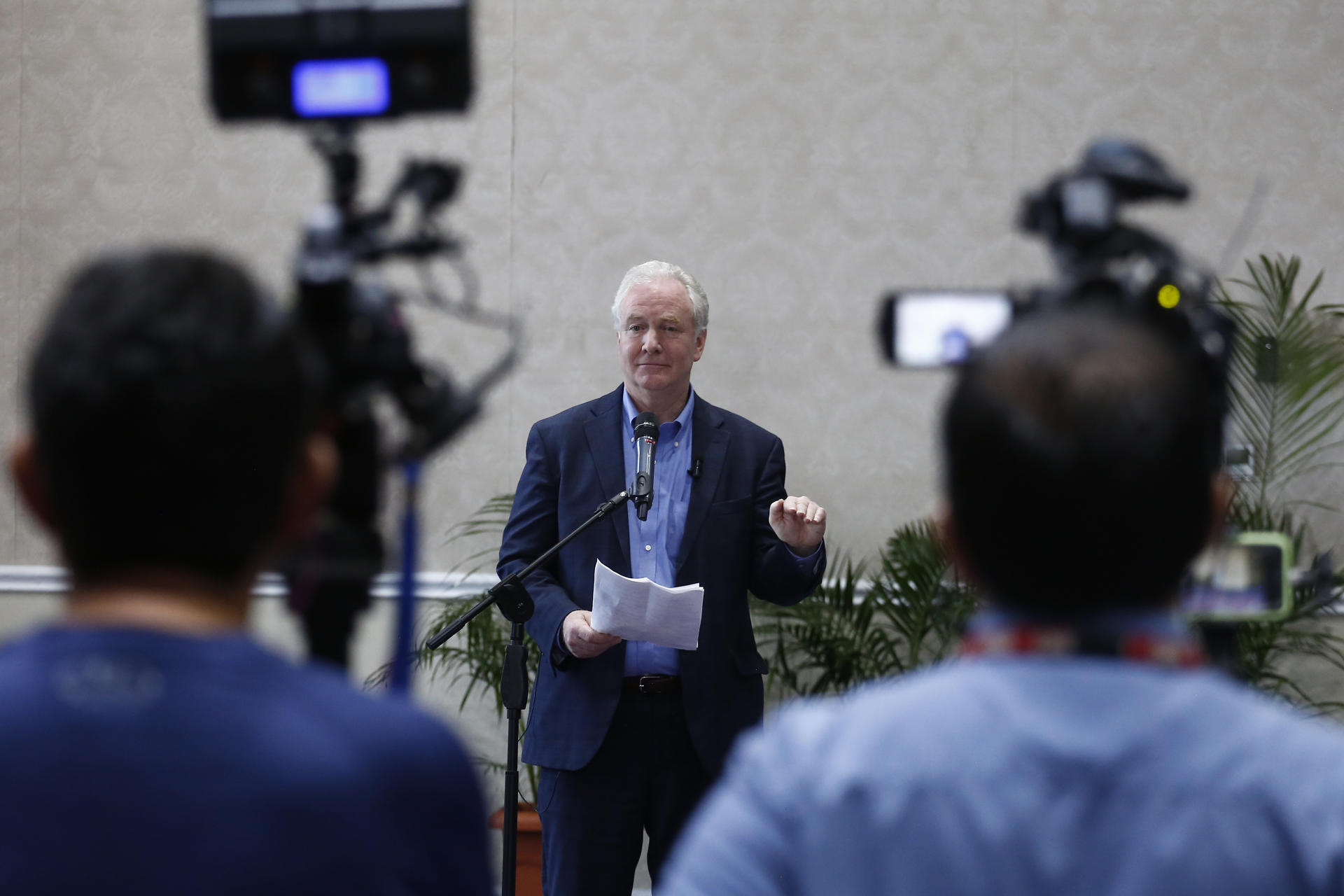 El senador estadounidense Chris Van Hollen habla durante una rueda de prensa este jueves, en San Salvador (El Salvador). EFE/ Rodrigo Sura