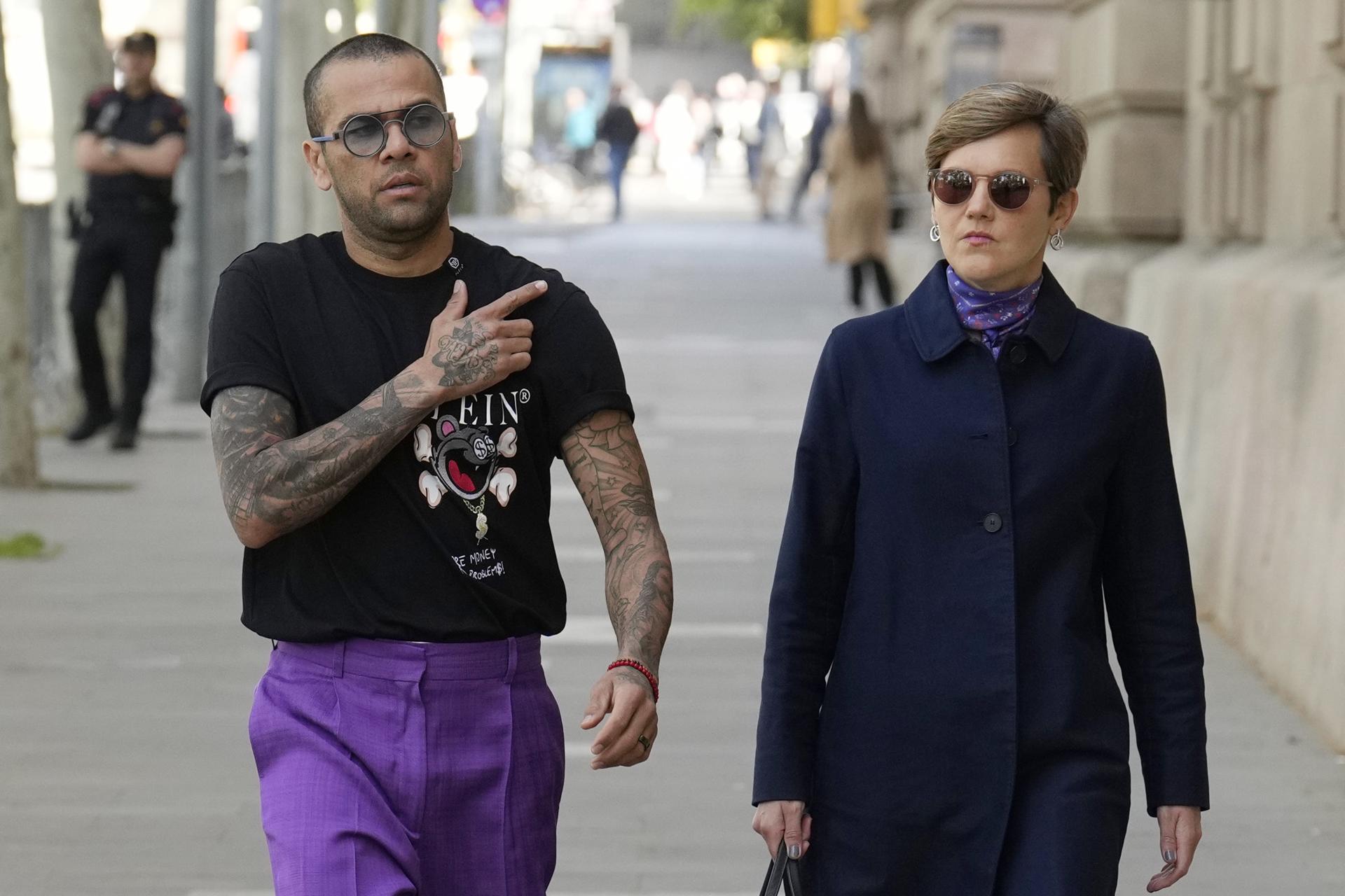 El exfutbolista Dani Alves junto a su abogada Inés Guardiola a su salida de la Audiencia de Barcelona tras cumplir con una de sus comparecencias semanales. EFE/Alejandro García