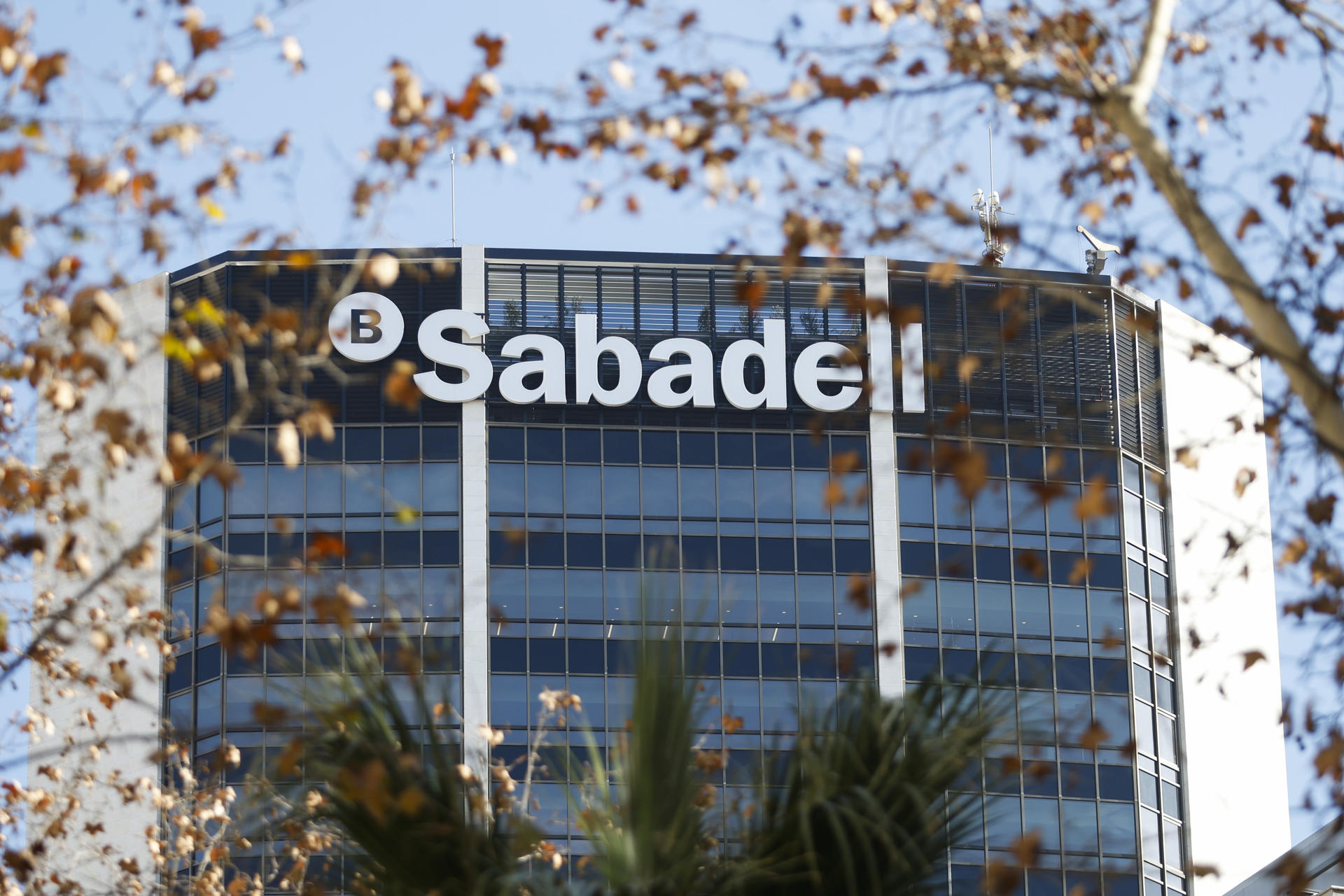 Vista de la sede del Banco Sabadell en la Diagonal de Barcelona. EFE/Quique García