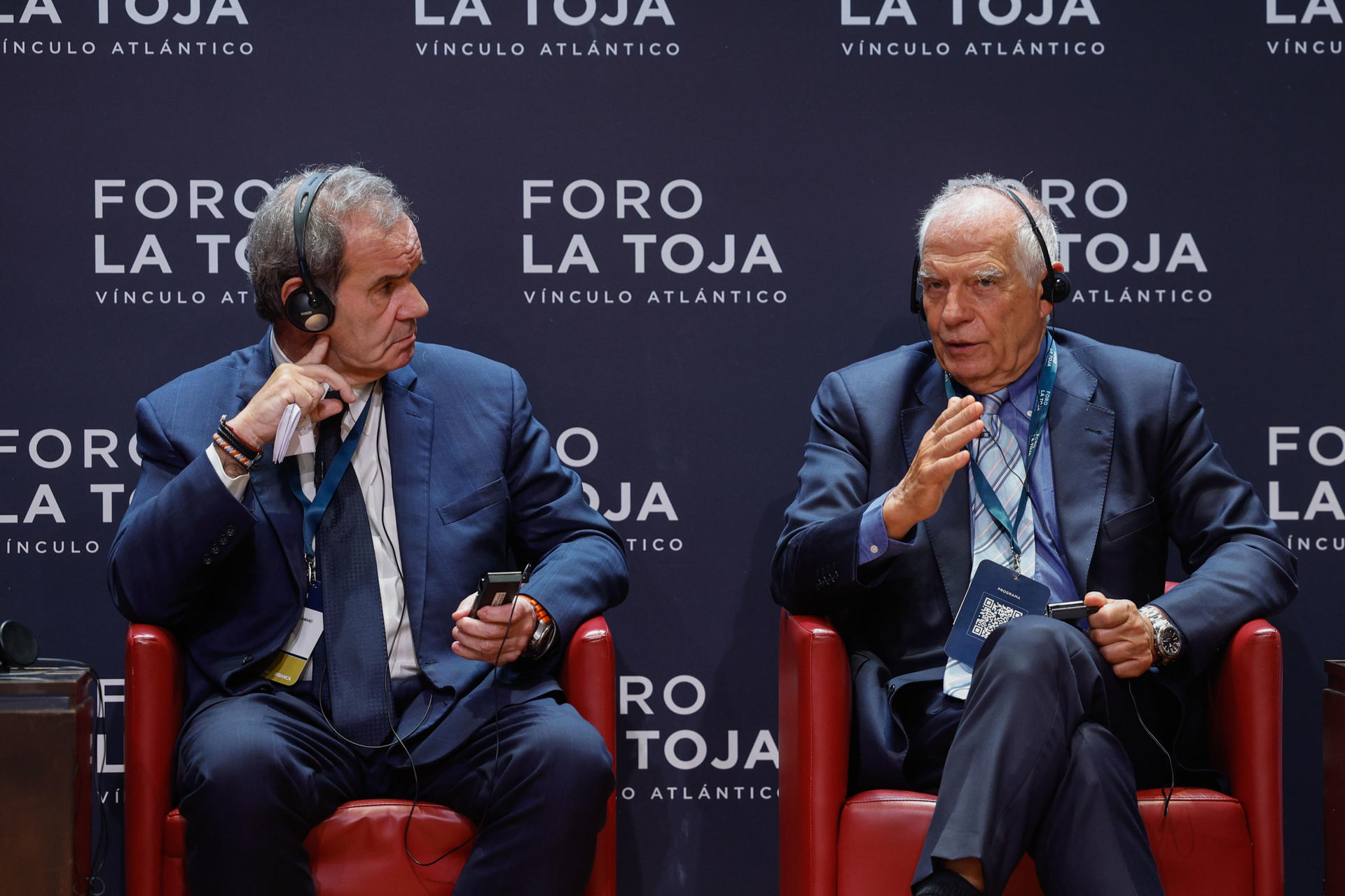 El Secretario General Iberoamericano, Andrés Allamand (i), junto al antiguo alto representante de la Unión para Asuntos Exteriores y Política de Seguridad, Josep Borrel (d), participan en la ponencia 'Europa y EEUU, ¿juntos o separados?', dentro de la 3ª edición del Foro La Toja - Vínculo Atlántico, este martes en Lisboa (Portugal). EFE/ António Pedro Santos