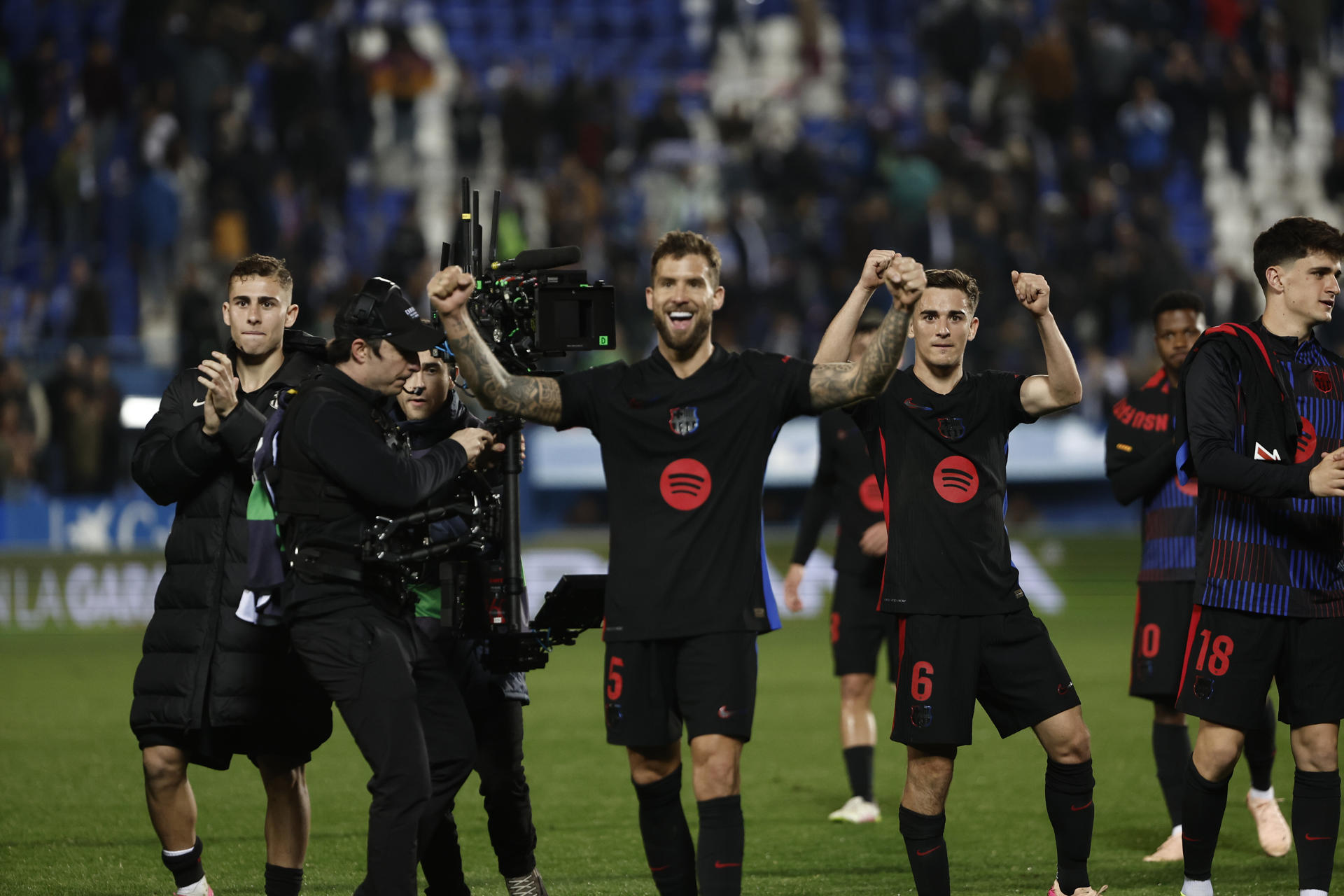 Los jugadores del Barcelona celebran la victoria ante el Leganés, al término del partido de la jornada 31 de LaLiga EA Sports que CD Leganés y FC Barcelona disputaron en el estadio de Butarque. EFE/Sergio Pérez