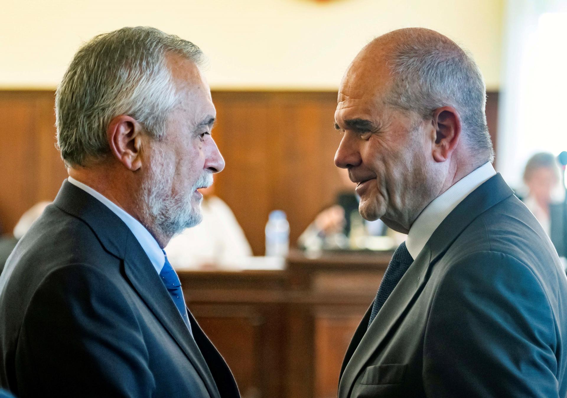 Los expresidentes de la Junta de Andalucía Manuel Chaves (d) y José Antonio Griñán (i), en una imagen de archivo.EFE/Raúl Caro ***POOL***