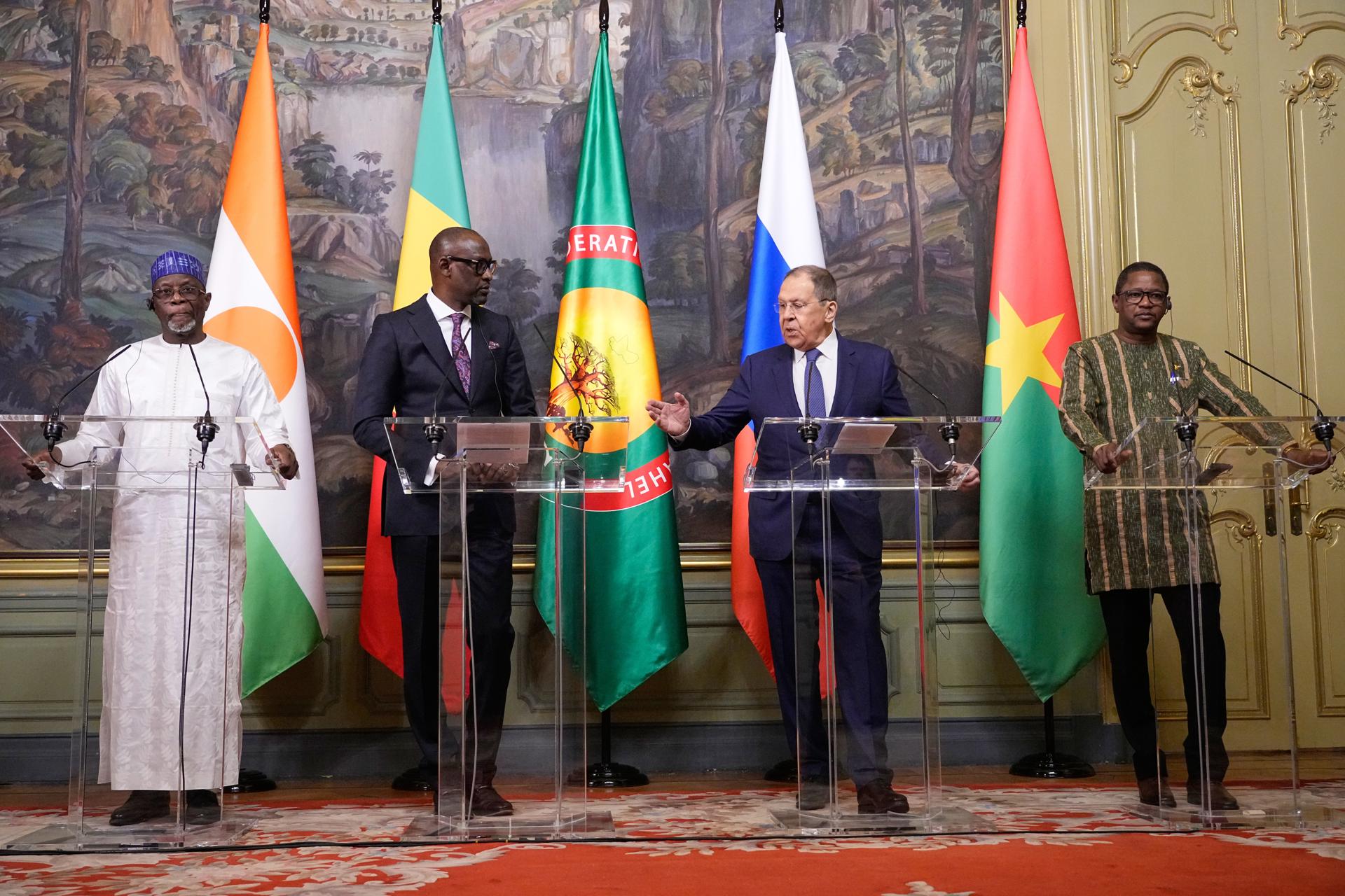De izquierda a derecha, el ministro de Asuntos Exteriores de Níger, Bakary Yaou Sangare; el ministro de Asuntos Exteriores de Malí, Abdoulaye Diop; el ministro de Asuntos Exteriores ruso, Sergey Lavrov, y el ministro de Asuntos Exteriores de Burkina Faso, Karamoko Jean-Marie Traore, asisten a una conferencia de prensa conjunta tras su reunión en Moscú, Rusia, el 3 de abril de 2025. EFE/EPA/PAVEL BEDNYAKOV/ POOL