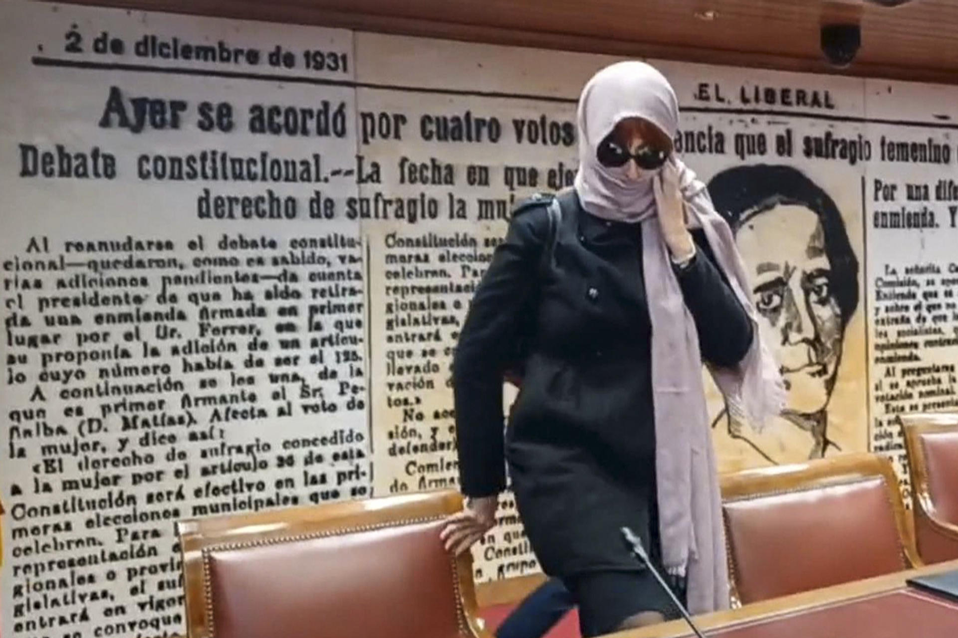 Patricia Úriz, expareja de Koldo García, comparece en la comisión de investigación del Senado con un velo sobre su rostro, algo que le ha permitido el presidente del órgano, Eloy Suárez, tras un receso para consultar a la letrada, y se ha acogido a su derecho a no declarar. Úriz ha llegado a la sala del Senado en la que se celebra la comparecencia acompañada de su abogada, Leticia de la Hoz, y con un chal de color violeta cruzado sobre su rostro y unas grandes gafas de sol, por lo que la nariz es la única parte de su cara que ha quedado a la vista. EFE/ EFE TV/Fernando Labrador