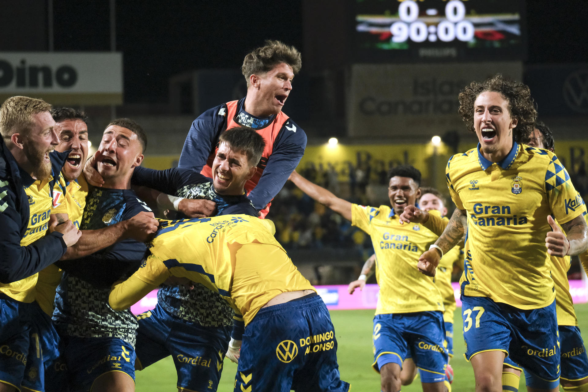 Los jugadores de Las Palmas celebran el gol de Javier Muñoz durante el partido de la jornada 32 de LaLiga que UD Las Palmas y Atlético de Madrid disputaron en el estadio de Gran Canaria. EFE/Ángel Medina G.