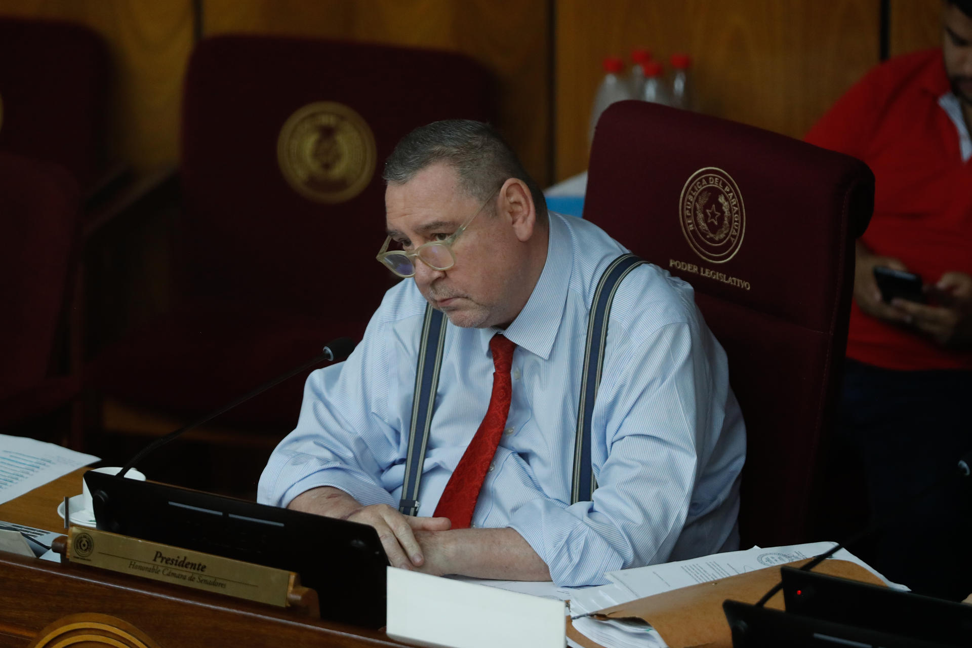 El presidente de la comisión de asuntos constitucionales del Senado, Javier Zacarías, asiste a una audiencia este martes, en la comisión de asuntos constitucionales del Senado de Paraguay en Asunción (Paraguay). EFE/ Juan Pablo Pino