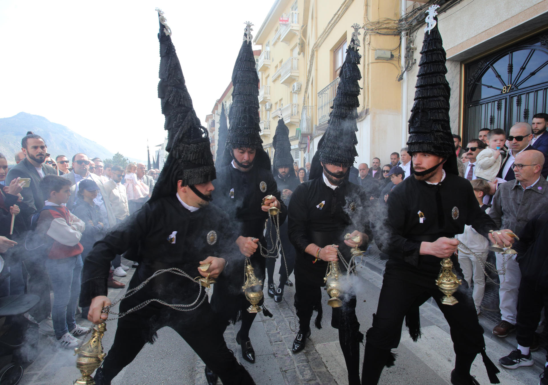 LOJA (GRANADA), 18/04/2025.- Los Incensarios de la Semana Santa de Loja, en Granada, son una tradición centenaria .EFE/Pepe Torres.