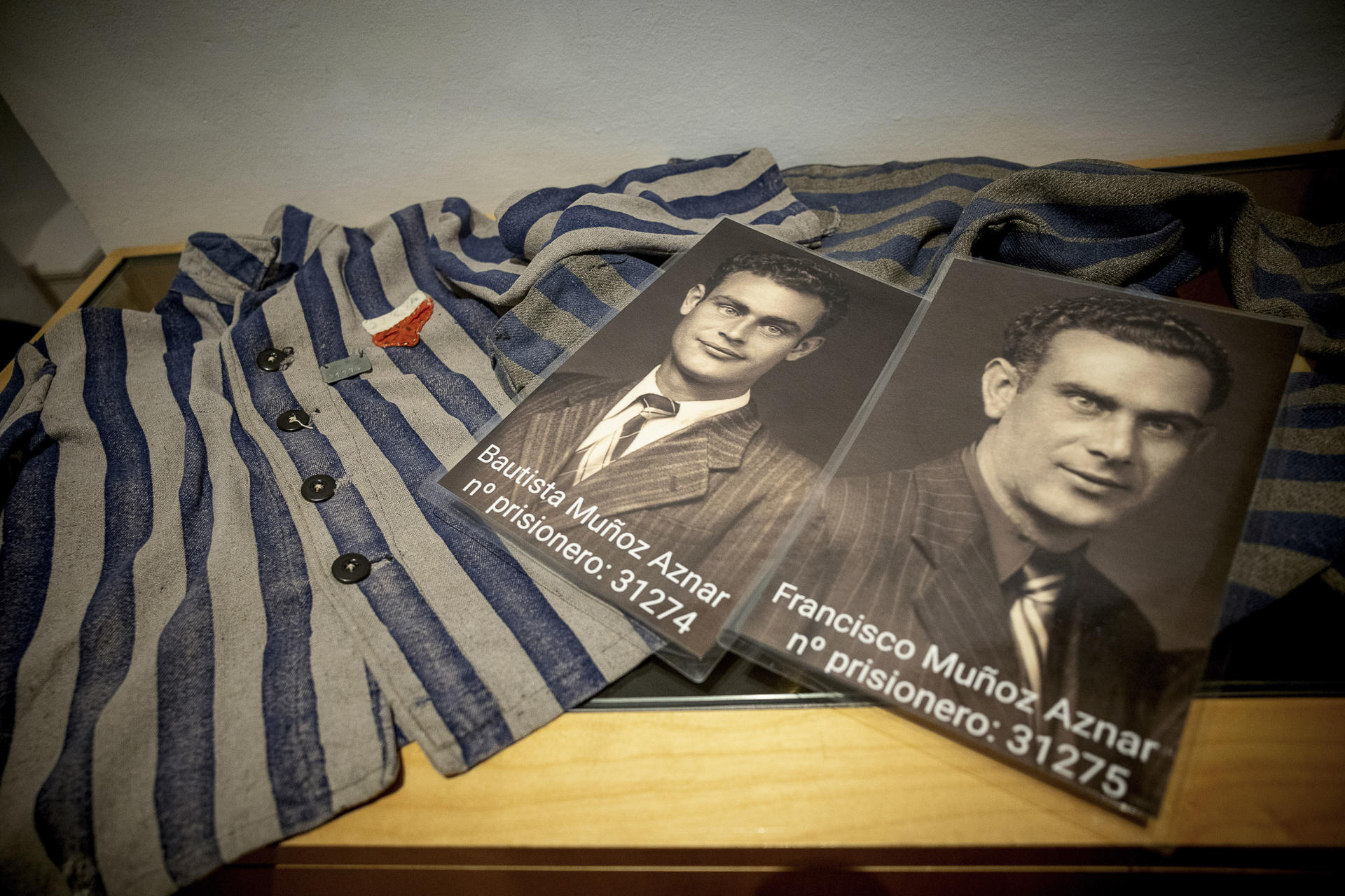El exilio de dos hermanos ebanistas que sobrevivieron en un campo de concentración alemán, guardando un silencio que pocas veces se rompió y un traje a rayas como prueba del horror nazi, es una de las cientos de historias que la plataforma Amical de Mathausen, recién constituida en Castilla-La Mancha, quiere sacar a la luz cuando se cumplen 80 años de la liberación de este campo. EFE/ Ismael Herrero