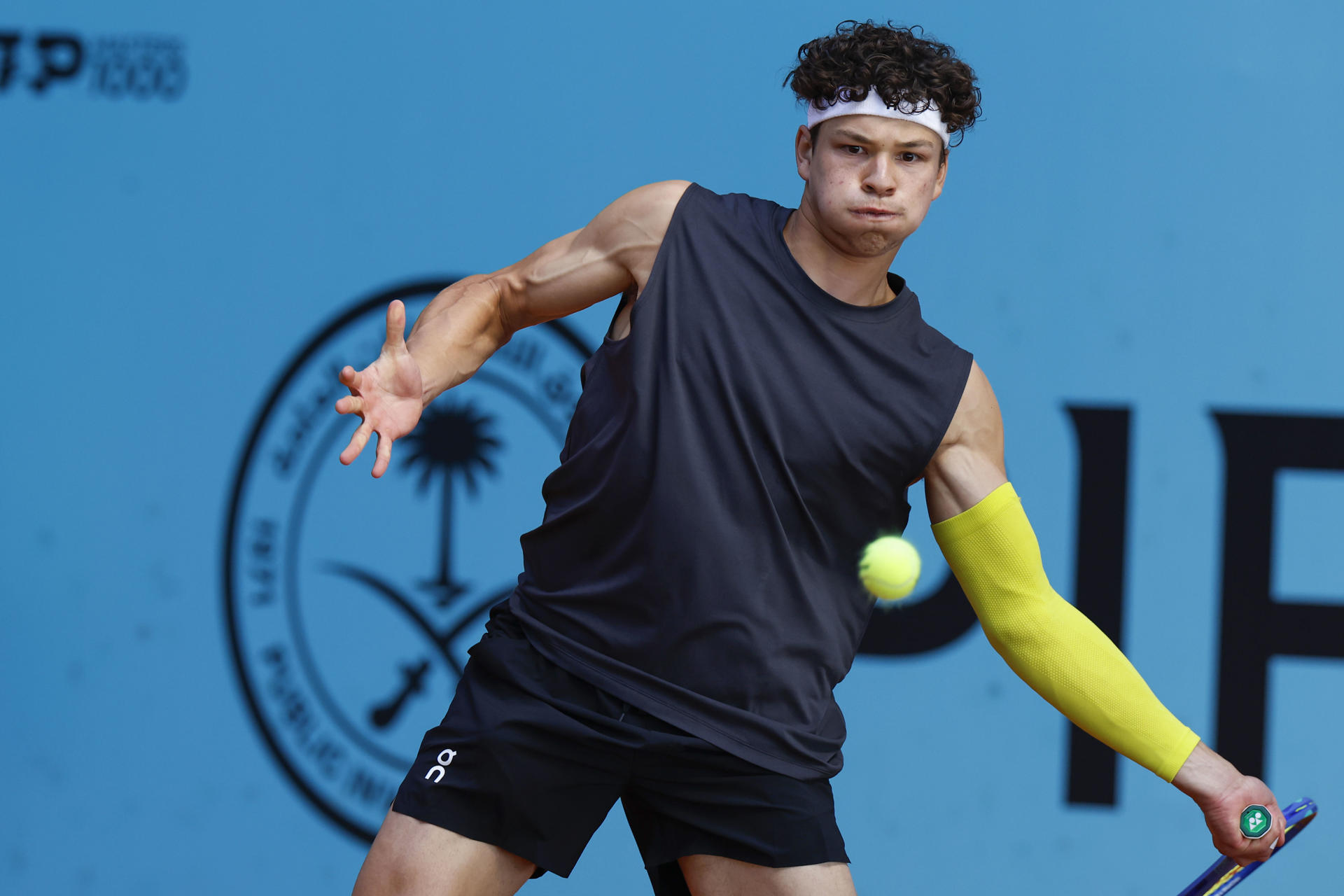 Ben Shelton de EE.UU. en acción durante su partido de segunda ronda contra Mariano Navone de Argentina en el Mutua Madrid Open en Madrid. EFE/ Chema Moya