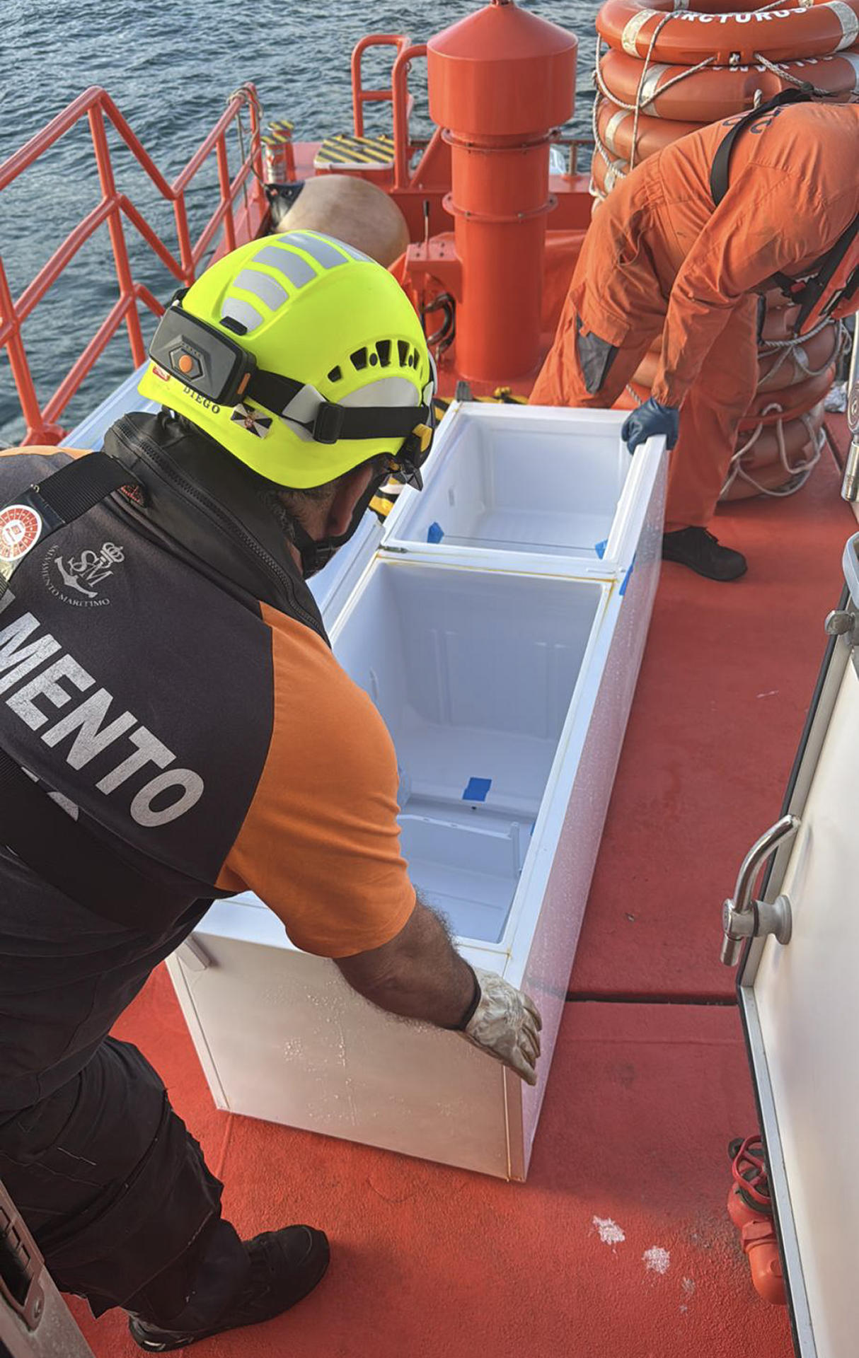 Salvamento Marítimo ha recuperado durante este fin de semana 22 frigoríficos a la deriva frente a las costas de Cádiz, así como el contenedor en el que supuestamente viajaban, ha informado este lunes dicho organismo. EFE/Salvamento Marítimo / ***SOLO USO EDITORIAL/SOLO DISPONIBLE PARA ILUSTRAR LA NOTICIA QUE ACOMPAÑA (CRÉDITO OBLIGATORIO)***
