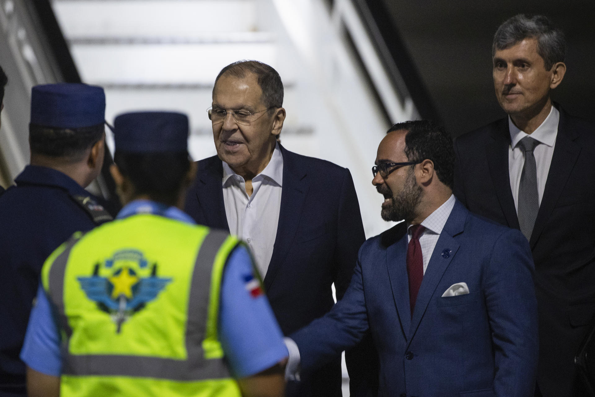 El ministro de Relaciones Exteriores ruso, Serguéi Lavrov (2-i), llega al aeropuerto Internacional de Las Américas este martes, en Santo Domingo (República Dominicana). EFE/ Orlando Barría