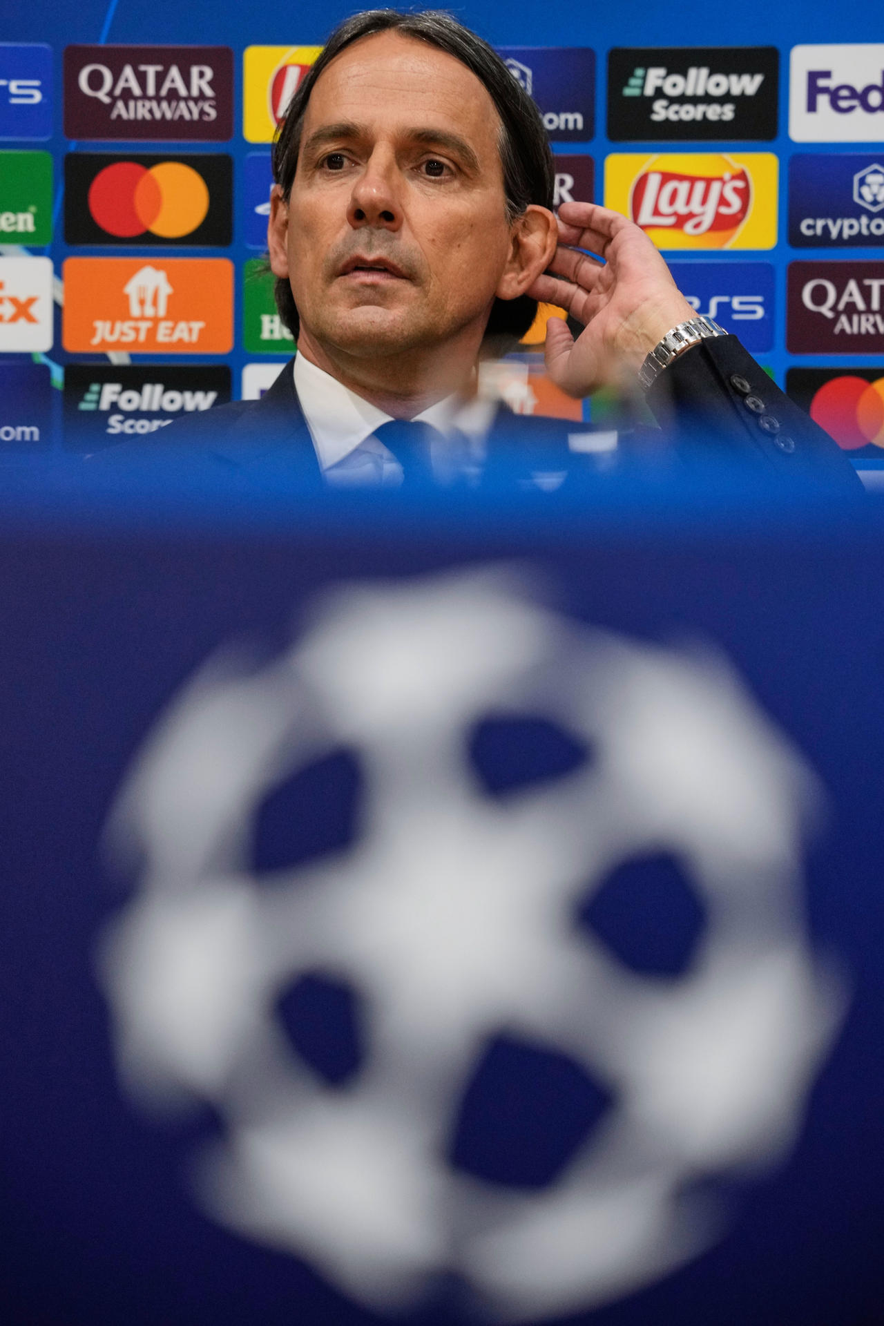 El entrenador del Inter, Simone Inzaghi, durante la rueda de prensa ofrecida este martes en el estadio olímpico Lluis Companys, en Barcelona, previo al partido de ida de las semifinales de la Liga de Campeones que disputarán mañana FC Barcelona e Inter de Milán. EFE/Alejandro García