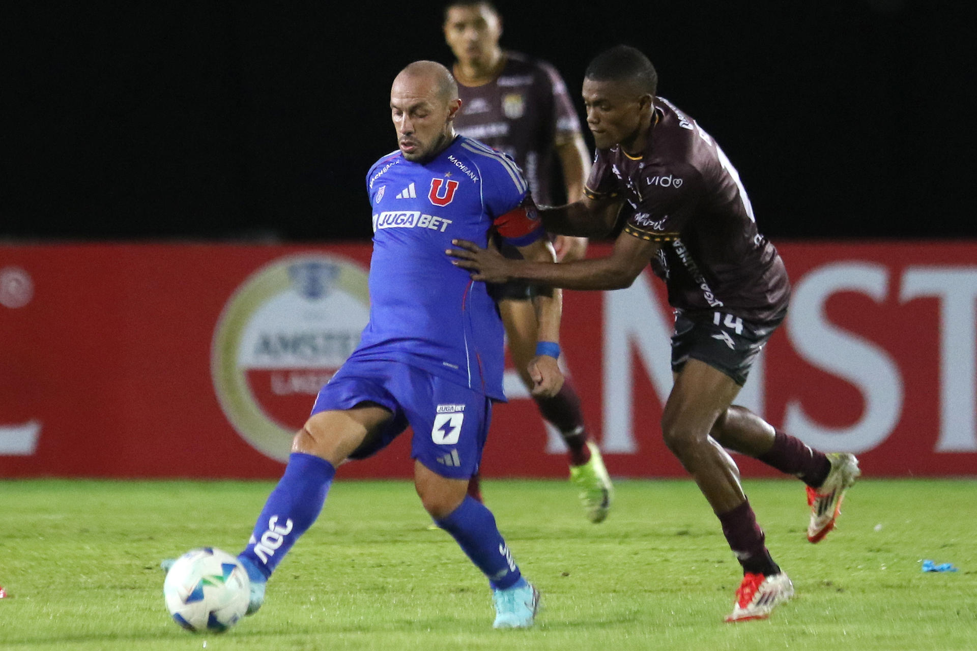 Joshuan Berrios (d) de Carabobo disputa un balón con Marcelo Díaz de la Universidad de Chile en un partido de la fase de grupos de la Copa Libertadores. EFE/ Juan Carlos Hernández