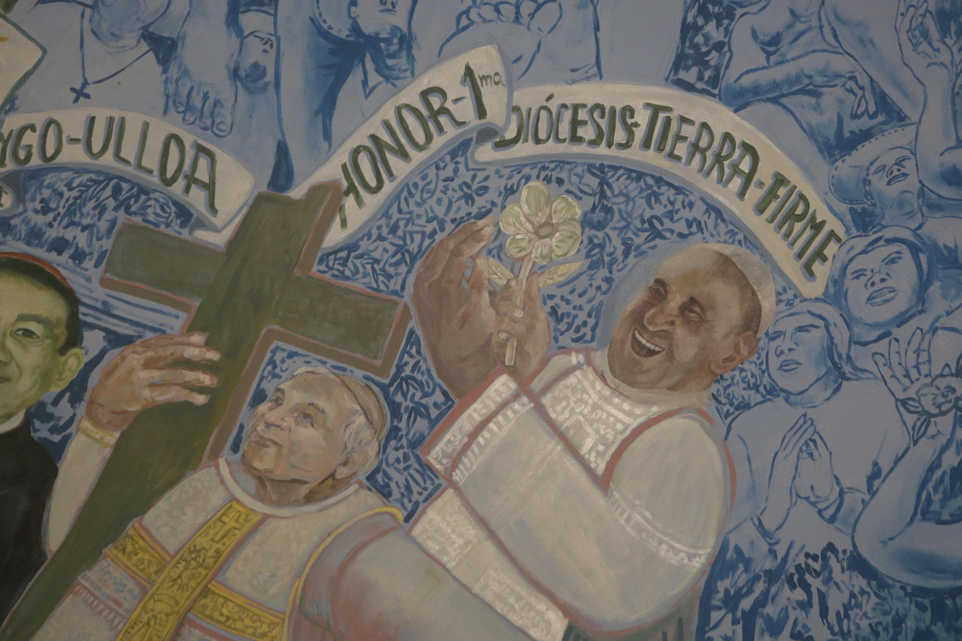 Fotografía del una imagen del papa Francisco en el techo de la Catedral Basílica Santa María la Antigua de Panamá este lunes, en la Ciudad de Panamá (Panamá). EFE/ Carlos Lemos