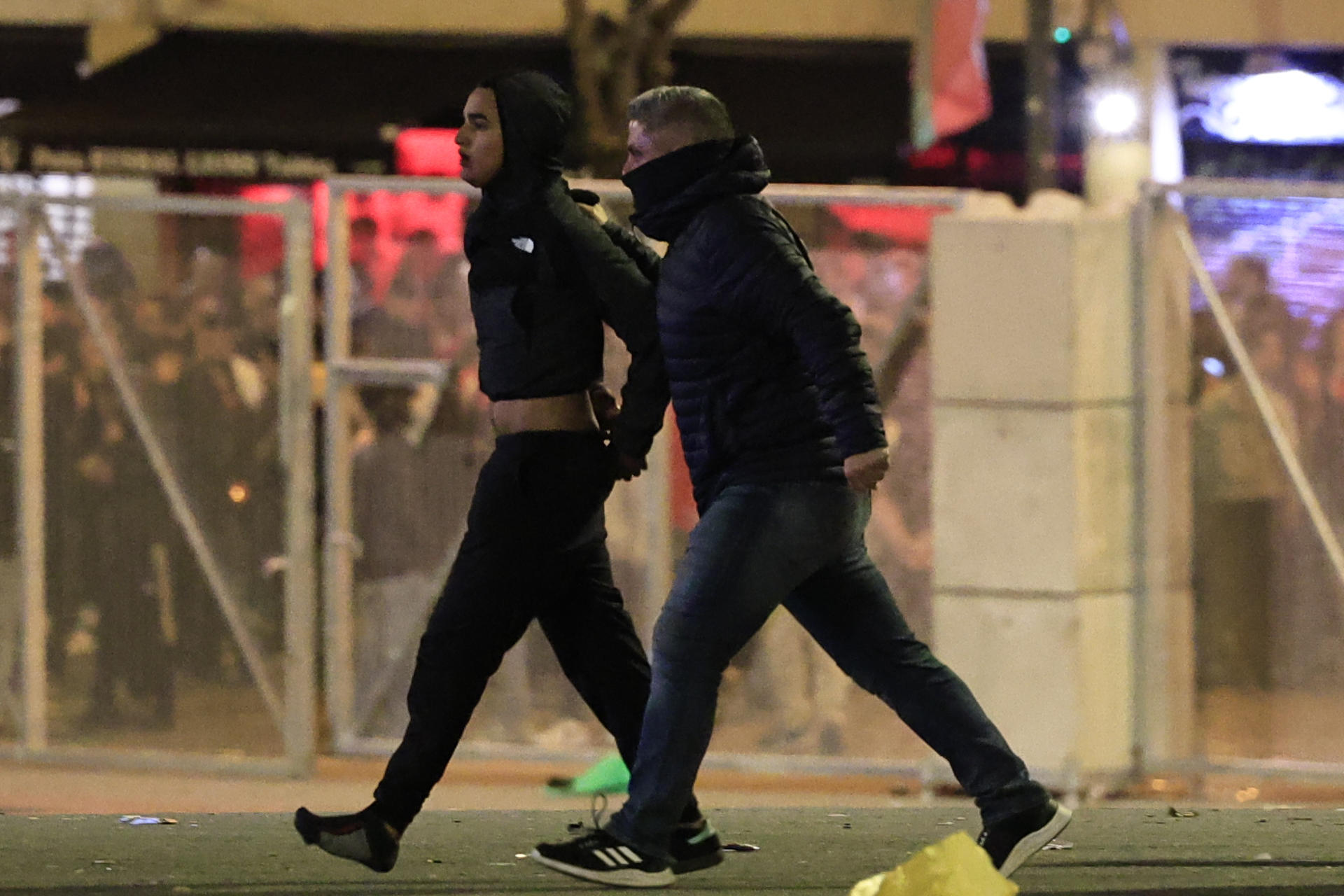 Incidentes en los alrededores del estadio tras el partido de vuelta de los cuartos de final de la Liga Europa que Athletic Club y Glasgow Rangers FC disputaron hoy jueves en San Mamés. EFE/ Miguel Toña