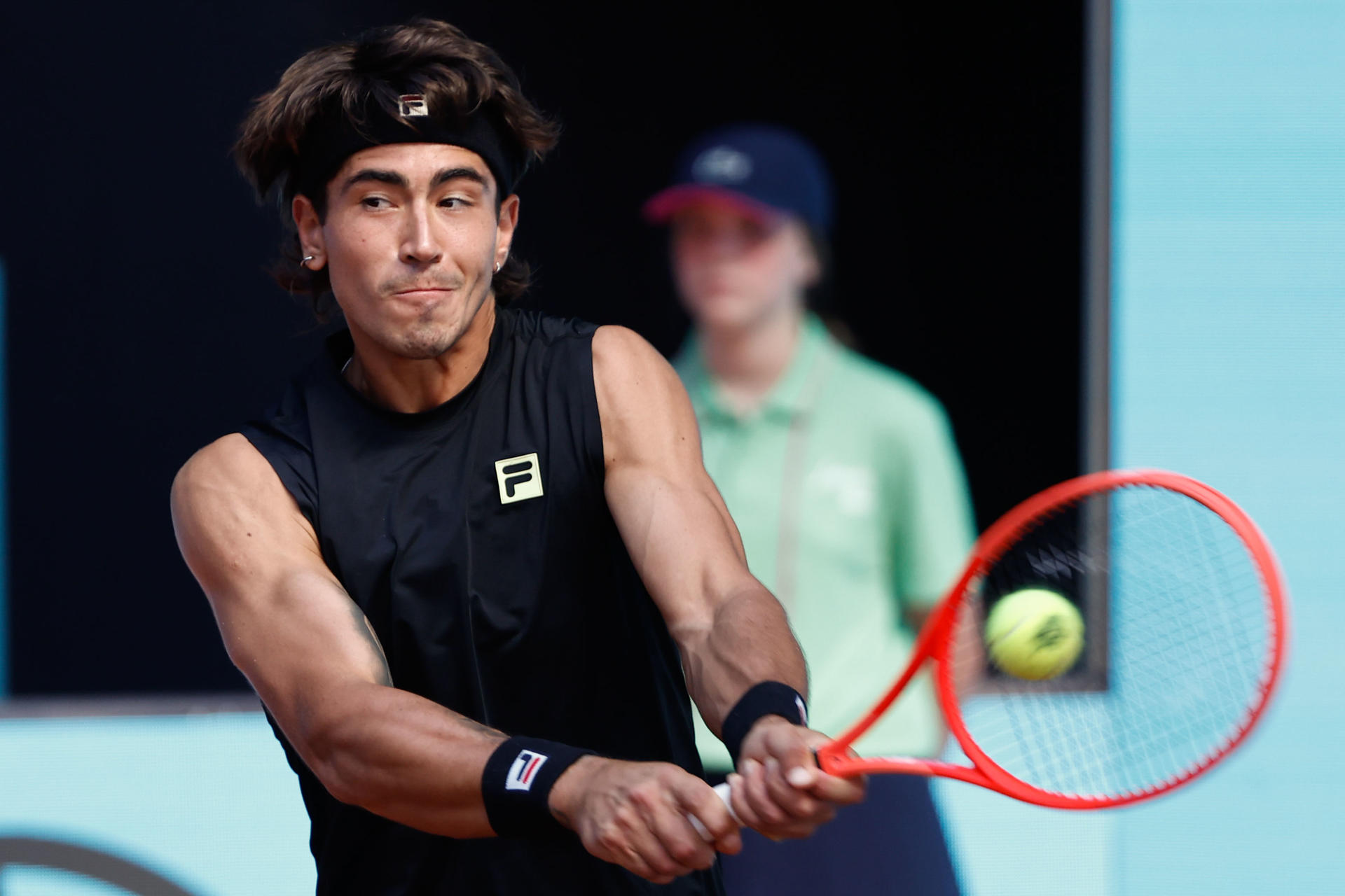El tenista argentino Francisco Comesaña devuelve la bola al español Pedro Martínez durante el partido de la ronda 128 de 23ª edición del Mutua Madrid Open de tenis que se celebra este miércoles, en la Caja Mágica, en Madrid. EFE/ Sergio Pérez