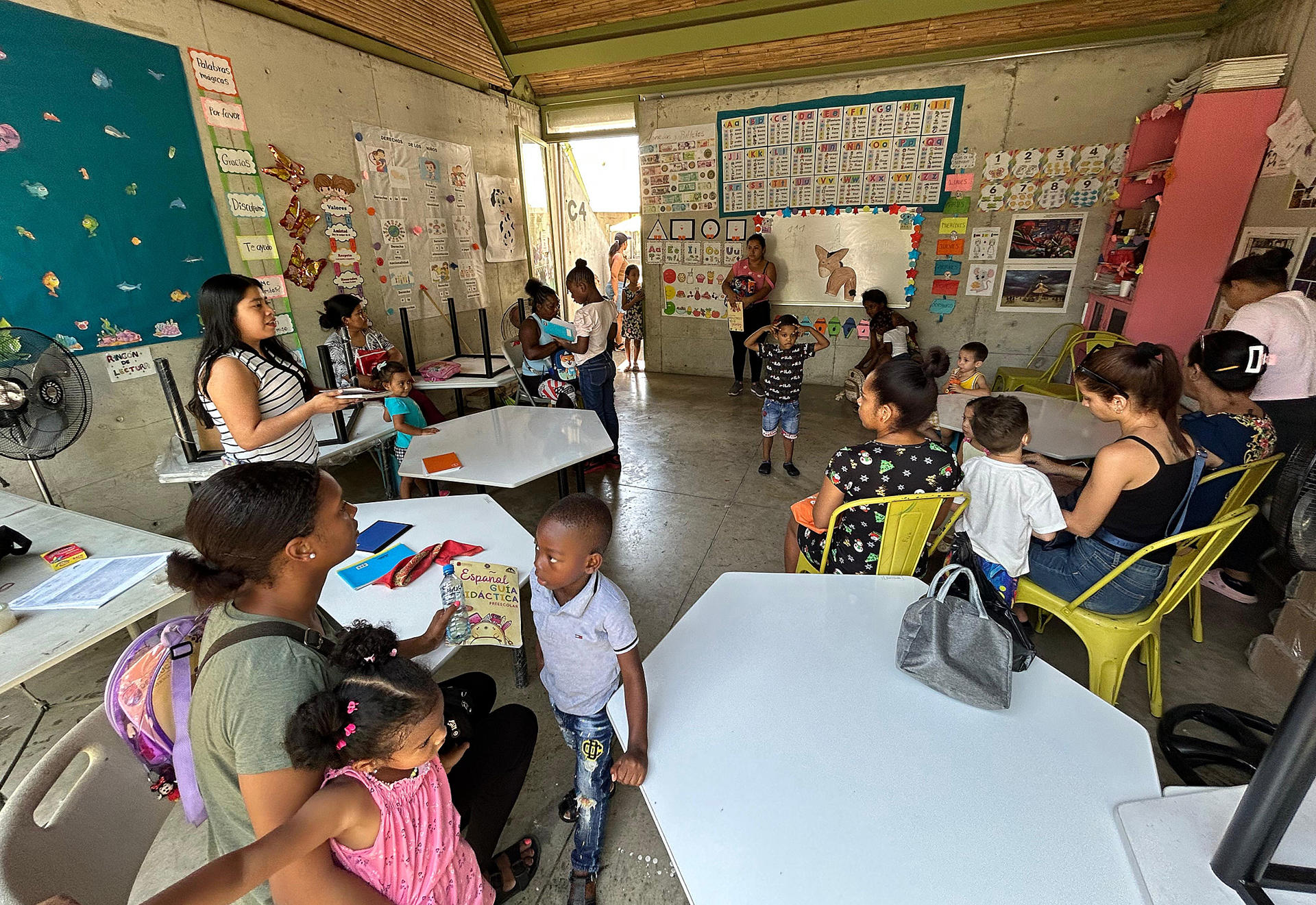 Migrantes adolescentes asisten a clases este lunes, en la ciudad de Tapachula en Chiapas (México). EFE/Juan Manuel Blanco