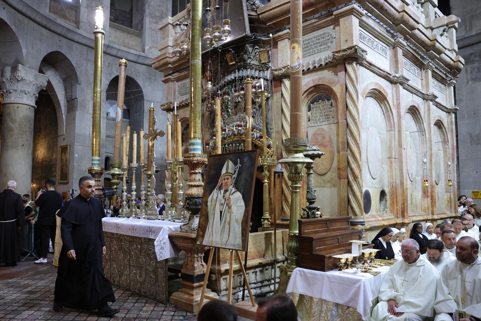 Miembros del clero católico latino asisten a una misa de réquiem por el papa Francisco en la Basílica del Santo Sepulcro en la Ciudad Vieja de Jerusalén, el 23 de abril de 2025. EFE/EPA/ABIR SULTAN