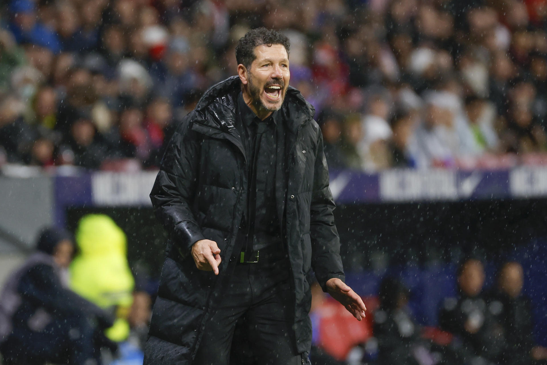 El entrenador del Atlético, Diego Simeone, durante el partido de LaLiga de fútbol que Atlético de Madrid y Real Valladolid disputan este lunes en el estadio Metropolitano. EFE/Mariscal