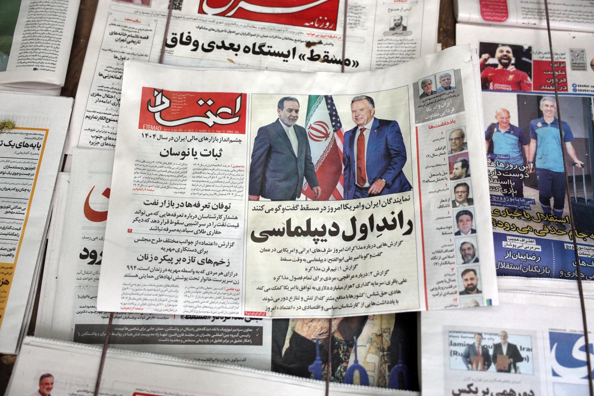 Un ejemplar del diario iraní 'Etemad' con una noticia titulada 'Primera ronda de Diplomacia' y la imagen del ministro de Exteriores de Irán, Abás Araqchí, y el enviado especial de Estados Unidos para Oriente Medio, Steve Witkoff, en un quiosco en Teherán, el 12 de abril de 2025. EFE/EPA/ABEDIN TAHERKENAREH