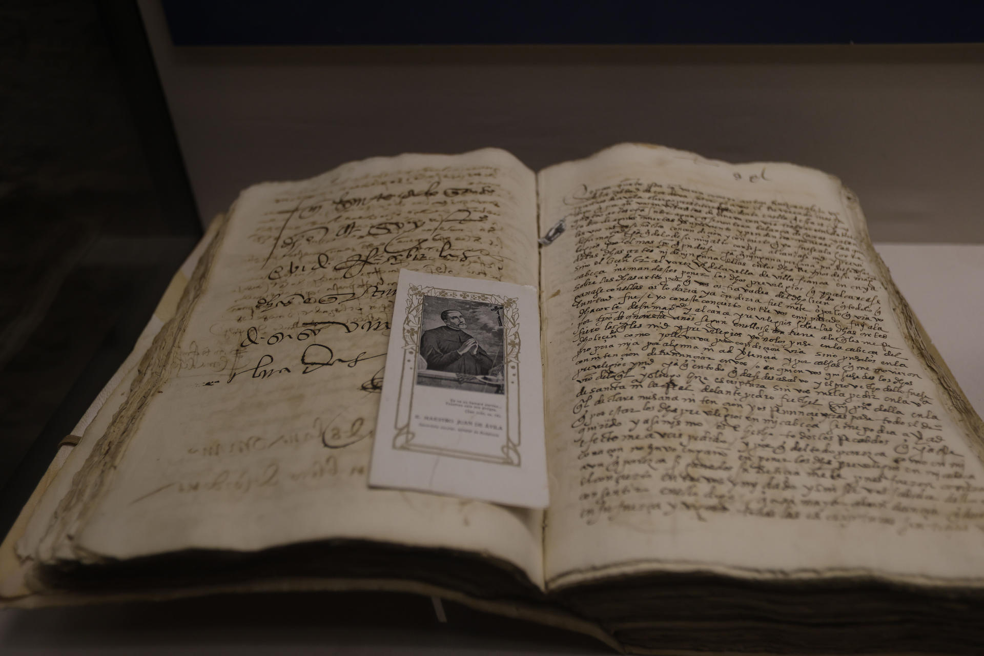 Una exposición recoge en Córdoba documentos inéditos o no mostrados de referencias de la espiritualidad del Siglo de Oro, como San Juan de la Cruz o San Juan de Ávila, que desarrollaron una parte importante de su vida en la ciudad y que quedó reflejada en los documentos notariales. EFE/Salas