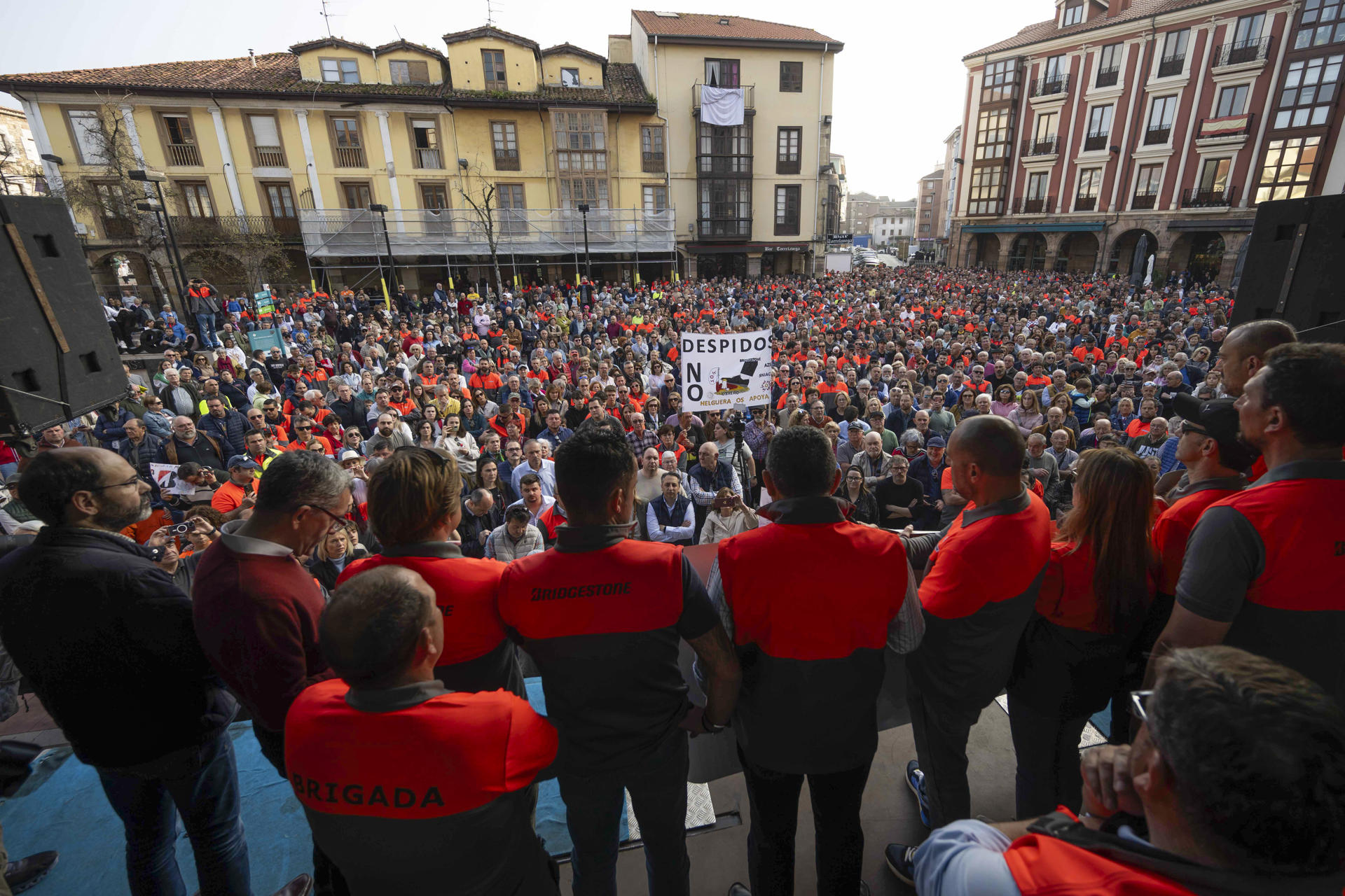 Manifestación de los trabajadores de Bridgestone en rechazo a los despidos anunciados en la planta que la multinacional tiene en Puente San Miguel, este martes durante la primera jornada de huelga. EFE/Pedro Puente
