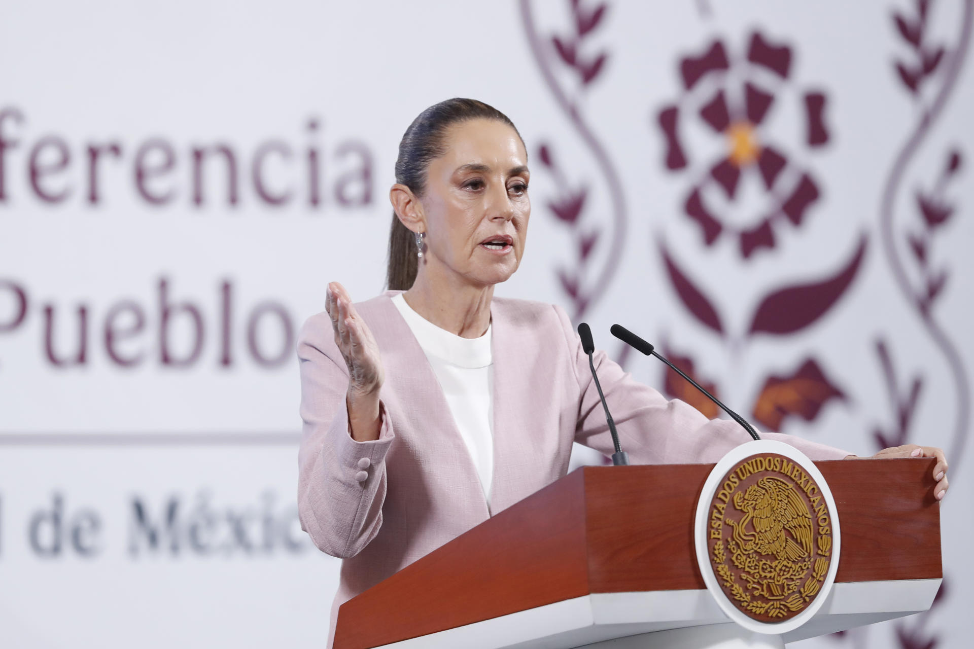 La presidenta de México, Claudia Sheinbaum, habla durante una rueda de prensa este jueves, en Palacio Nacional, en Ciudad de México (México). EFE/Mario Guzmán