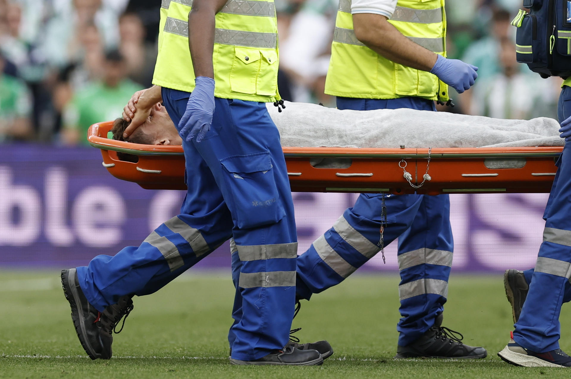 El defensa del Betis Diego Llorente se retira del terreno de juego en camilla durante el partido de la jornada 31 de LaLiga EA Sports, entre el Real Betis Balompié y el Villarreal CF, en el estadio Benito Villamarín de Sevilla. EFE/ Julio Muñoz