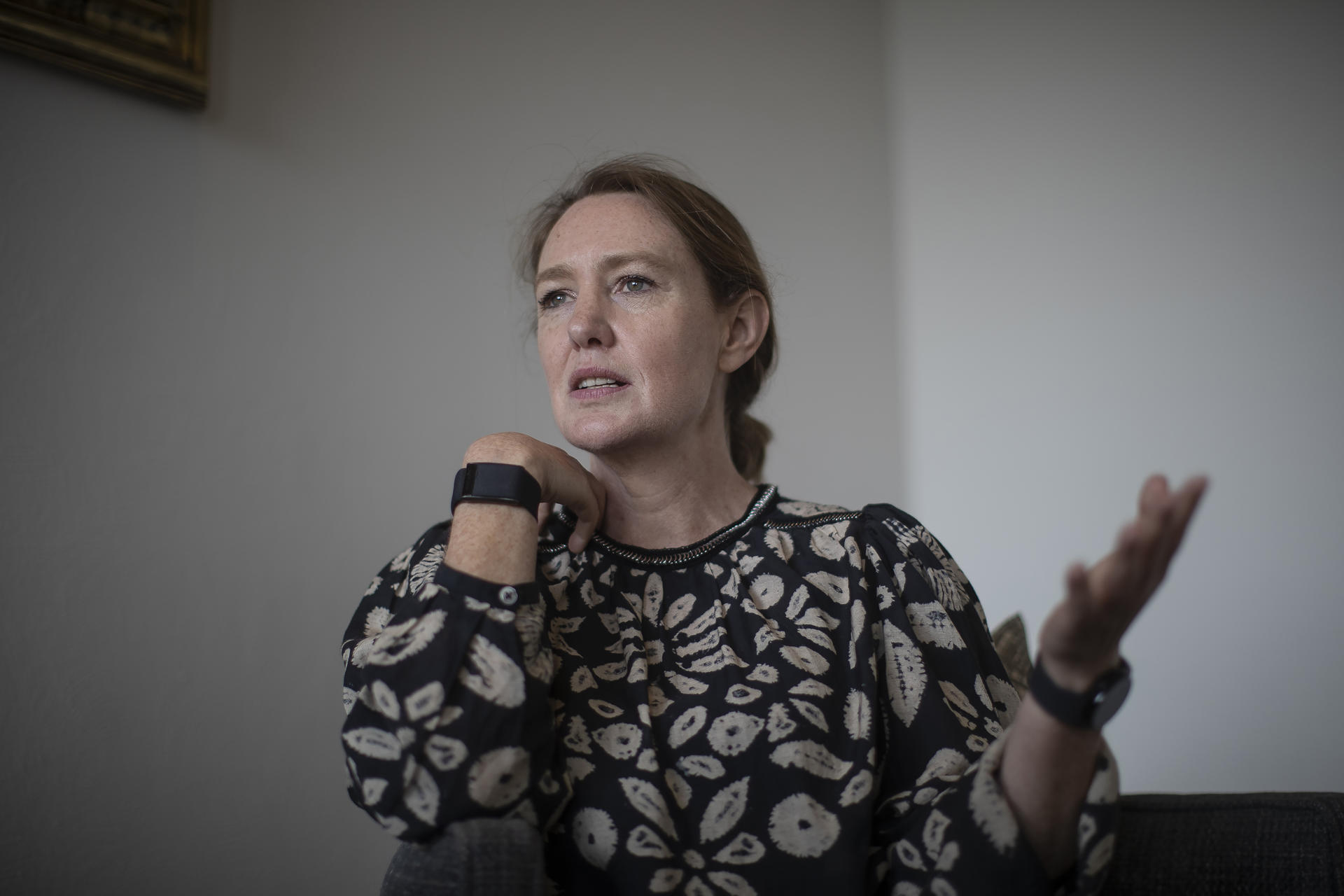 La escritora británica Paula Hawkins, habla durante una entrevista con EFE, este viernes (ayer), en la Ciudad de México (México). EFE/ Isaac Esquivel