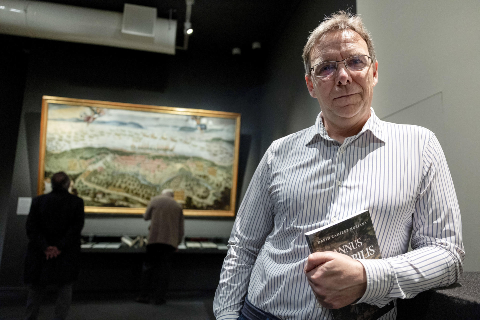 El especialista en Historia moderna David Ramírez, durante una entrevista con EFE en el Museo Naval de Madrid para hablar de su libro ''Annus mirabilis. La reconquista de Salvador de Bahía y otros triunfos de 1625' en el que Ramírez explica cómo aquella victoria fue "esencial", pues "era la capital del impero portugués" y la presencia holandesa "era un peligro enorme, no solamente para Portugal, sino para la América española". EFE/Chema Moya